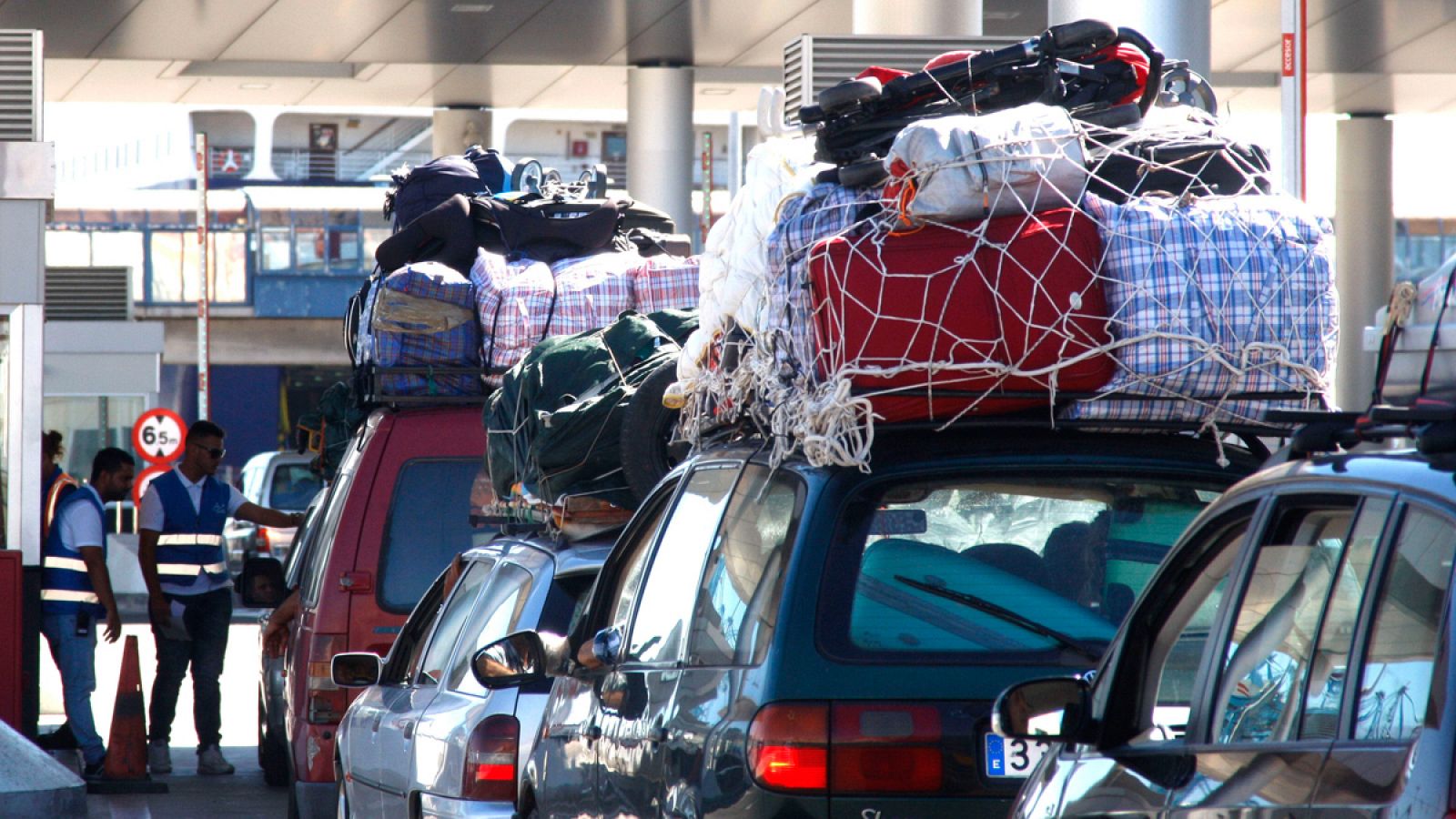 Caravanas de vehículos de emigrantes magrebíes en el puerto de Algeciras (Cádiz)