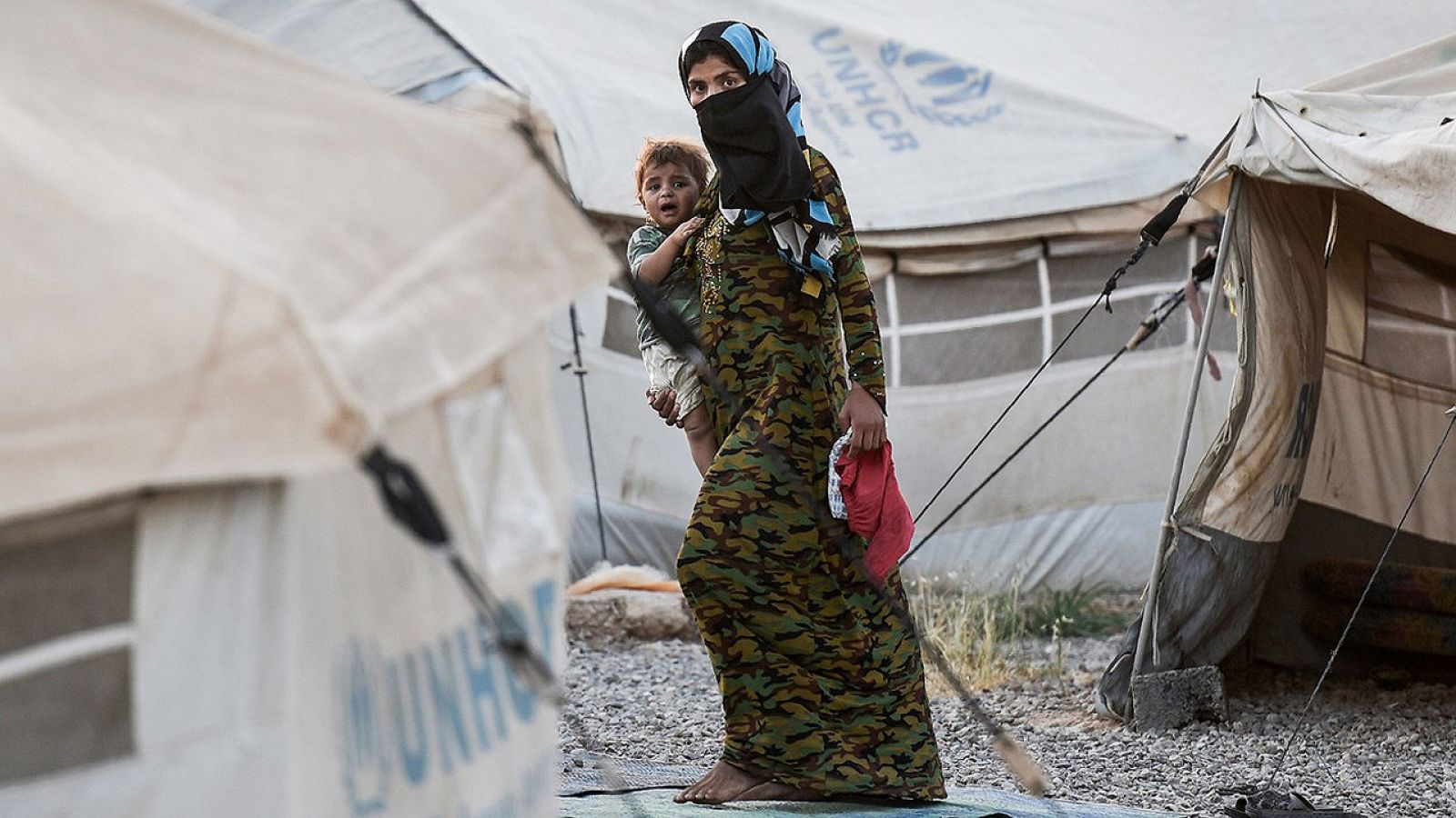 Una mujer iraquí con un niño en el campo de refugiados de Hassansham en Irak