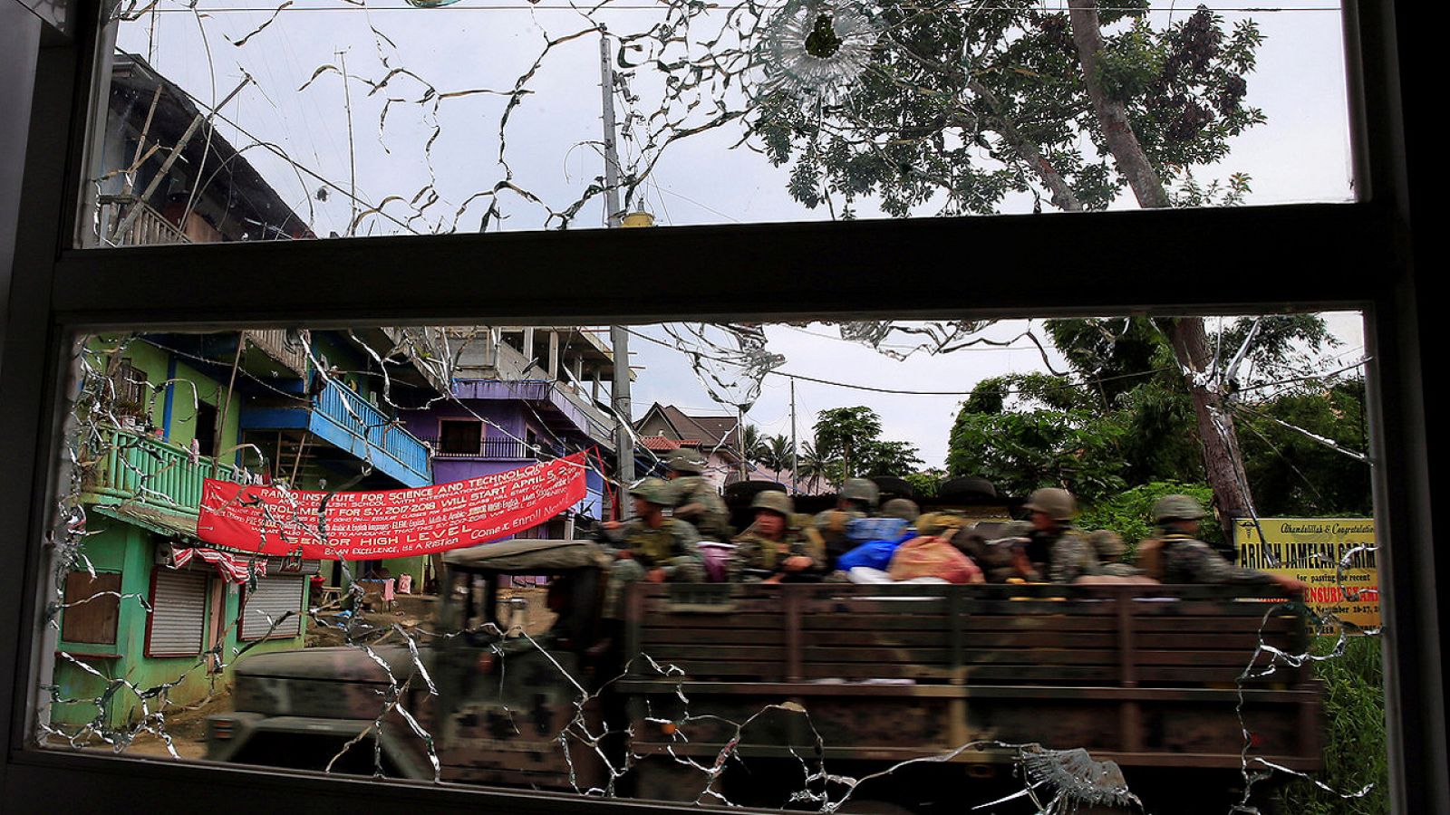 Un convoy militar pasa junto a hospital con las ventanas acribilladas en Marawi, Filipinas
