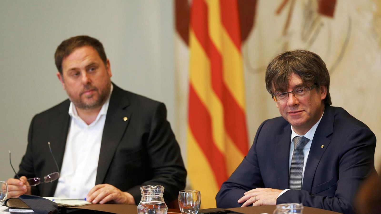 El presidente de la Generalitat catalana, Carles Puigdemont, y su vicepresidente, Oriol Junqueras (i).