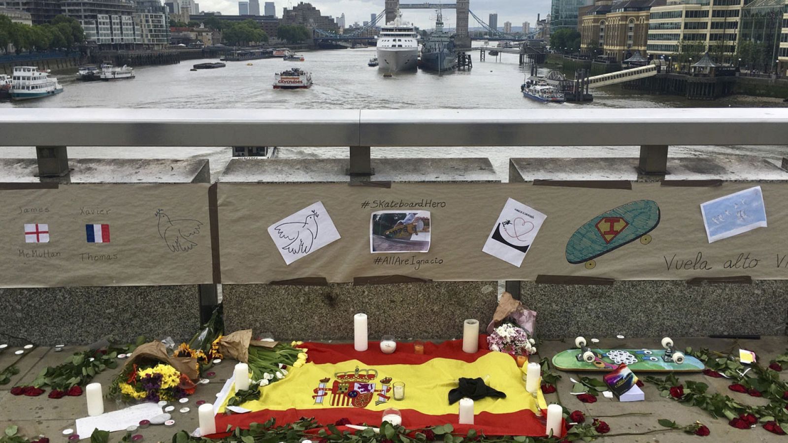 Homenaje a la víctima española de los atentados terroristas, Ignacio Echeverría, en el Puente de Londres