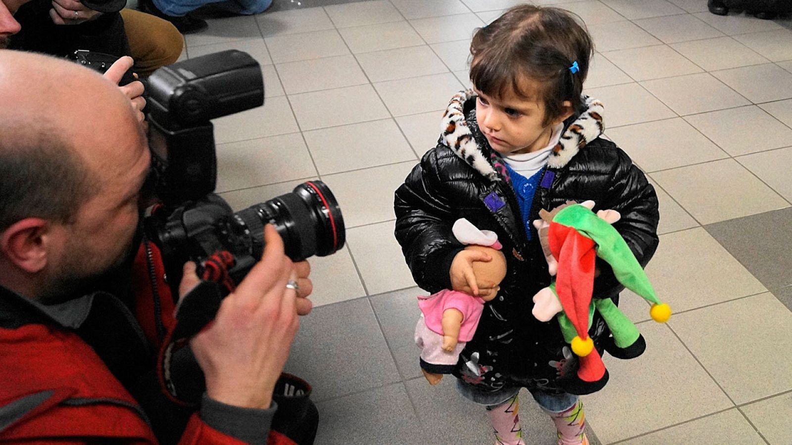 Una niña refugiada procedentes del Kurdistán mira a los fotógrafos a su llegada a Praga.