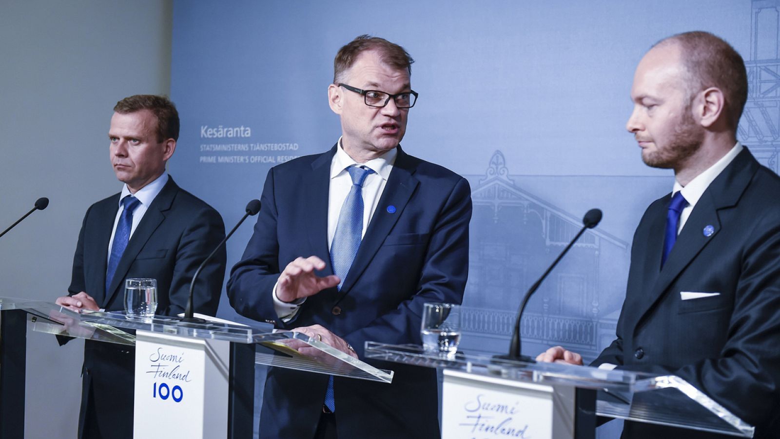 El primer ministro finlandés, Juha Sipilä (c), el ministro de Finanzas, Petteri Orpo (i) y el ministro de Asuntos Europeos, Sampo Terho (d)