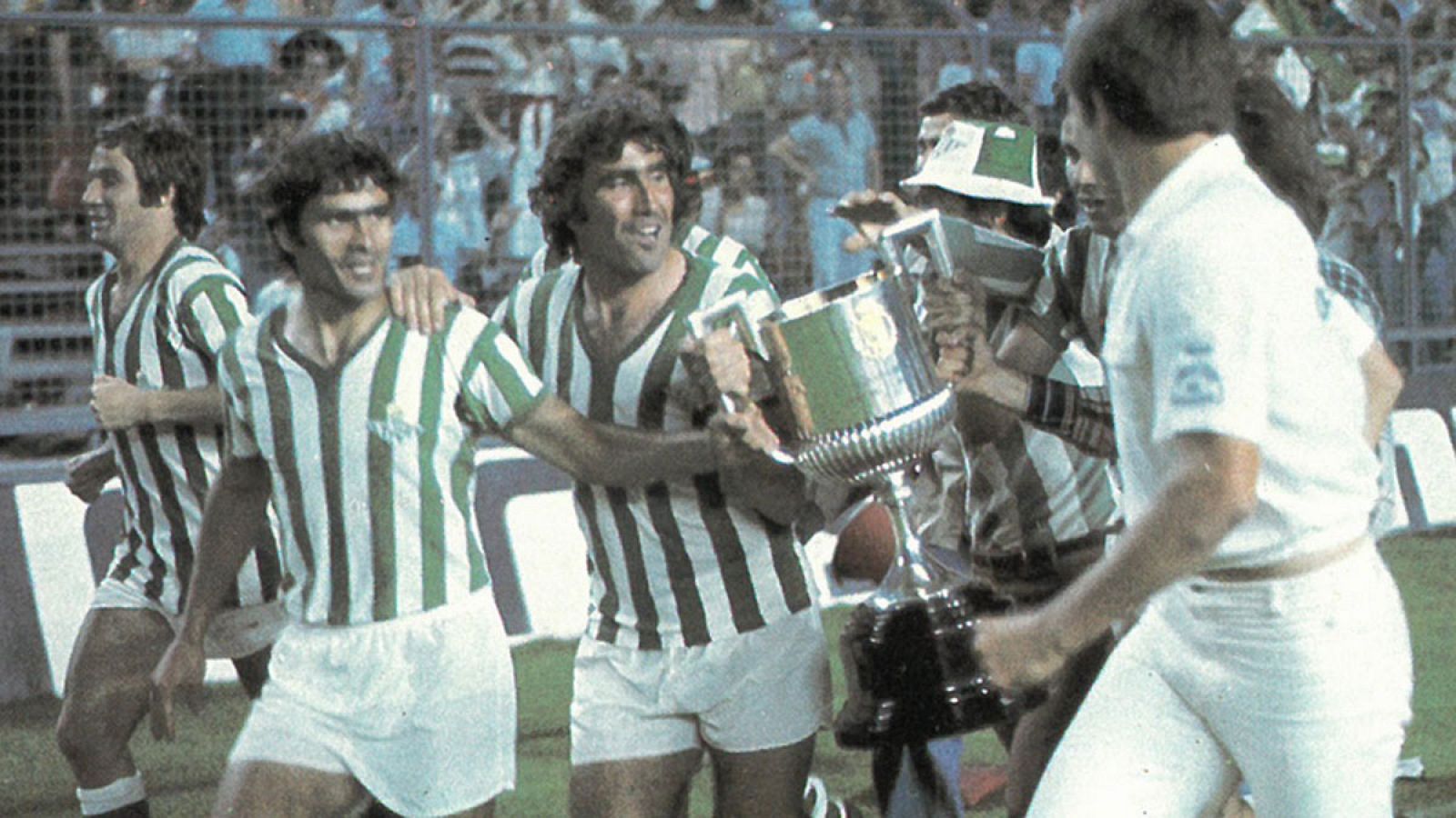 Los jugadores del Betis portan la Copa del Rey de 1977
