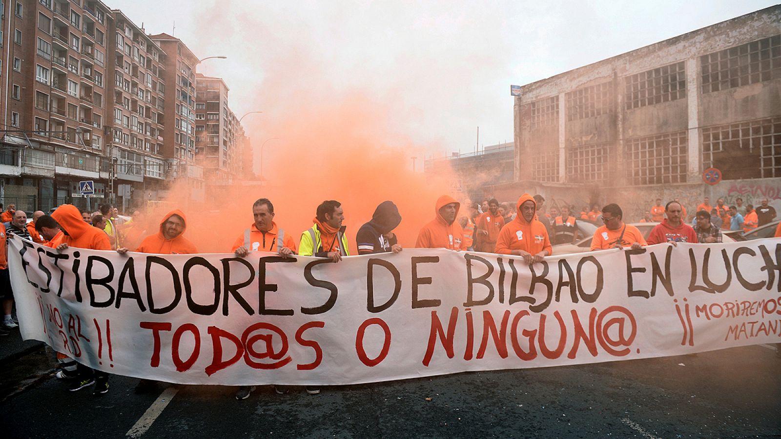 Estibadores de Bilbao en el incio de la huelga de 48 horas