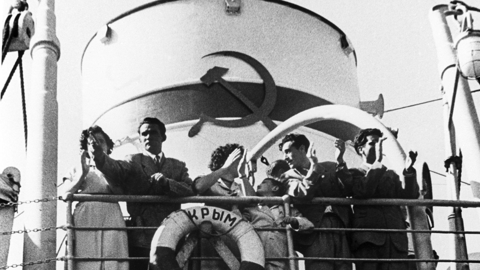 Aspecto de la cubierta de buque ruso"Crimea" que llegó el 22 de octubre de 1956 a Valencia con 457 españoles repatriados de Rusia que conformaban la segunda expedición.
