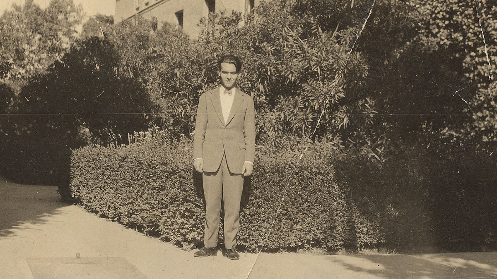 Lorca en el jardín de las adelfas de la Residencia de Estudiantes,1919.