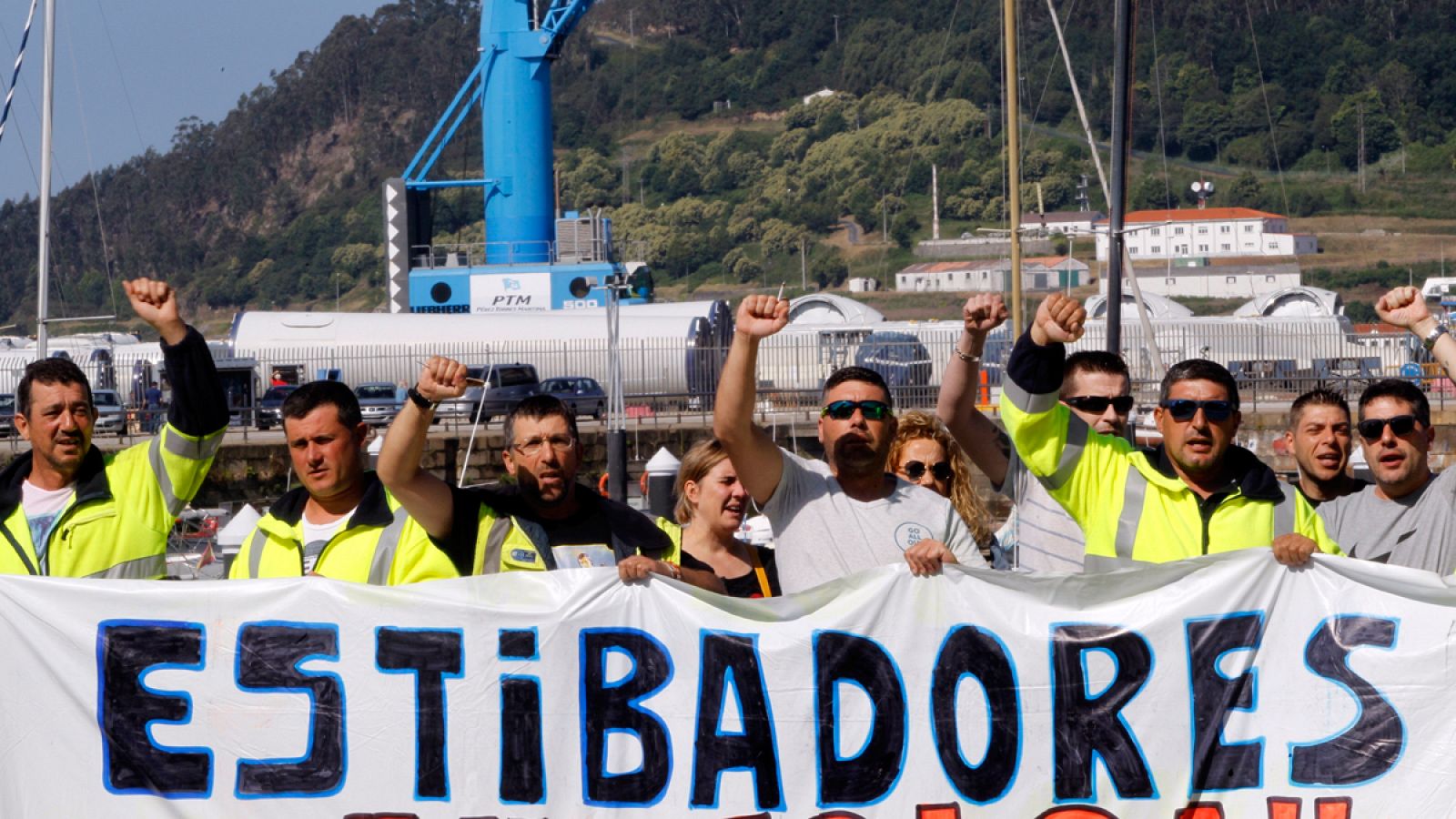 Un grupo de manifestantes en el puerto de Vigo, en la segunda jornada de huelga de los estibadores