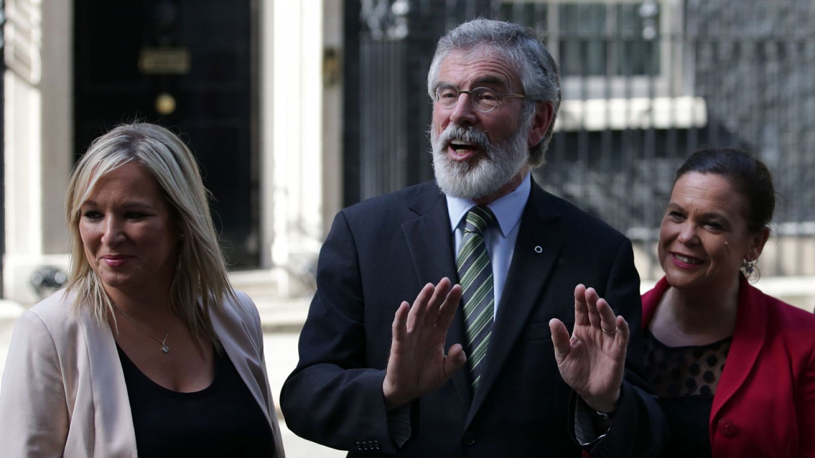 El presidente del Sinn Fein, Gerry Adams rodeado de las líderes de la formación Michelle O'Neill y Mary Lou McDonald