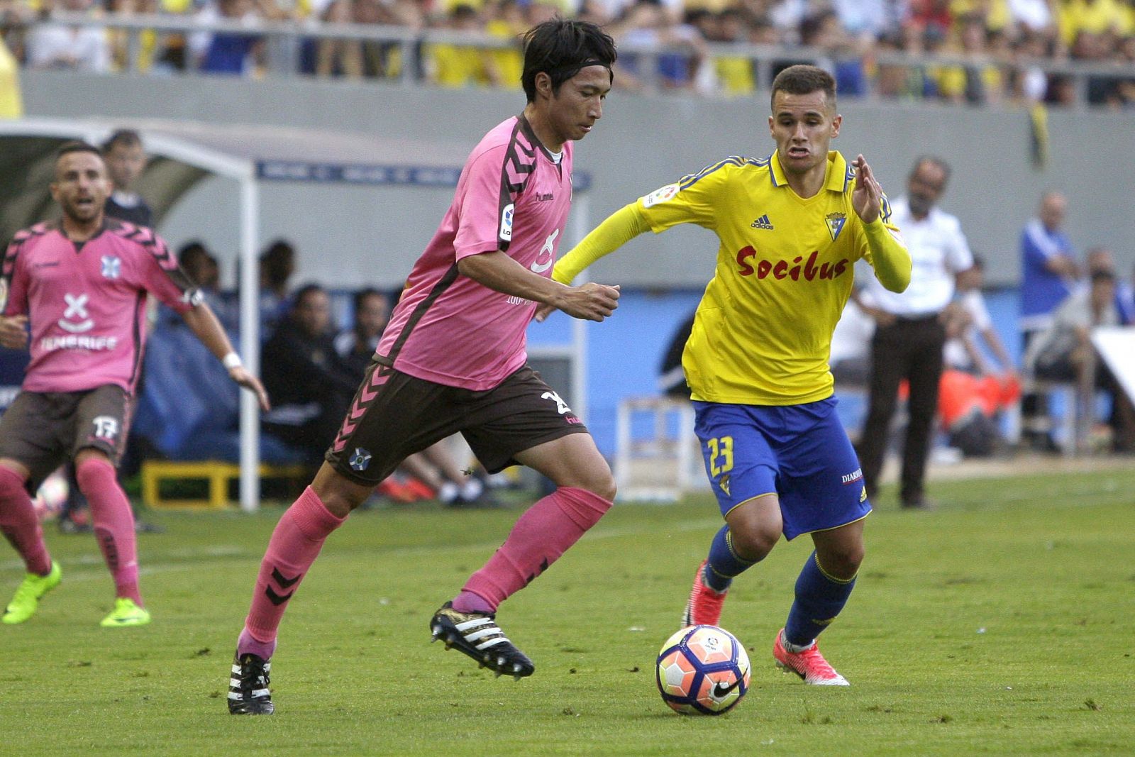 Aketxe (d) lucha por el balón con el centrocampista del C.D. Tenerife Gaku durante el partido de ida de play-off por el ascenso a Primera División.