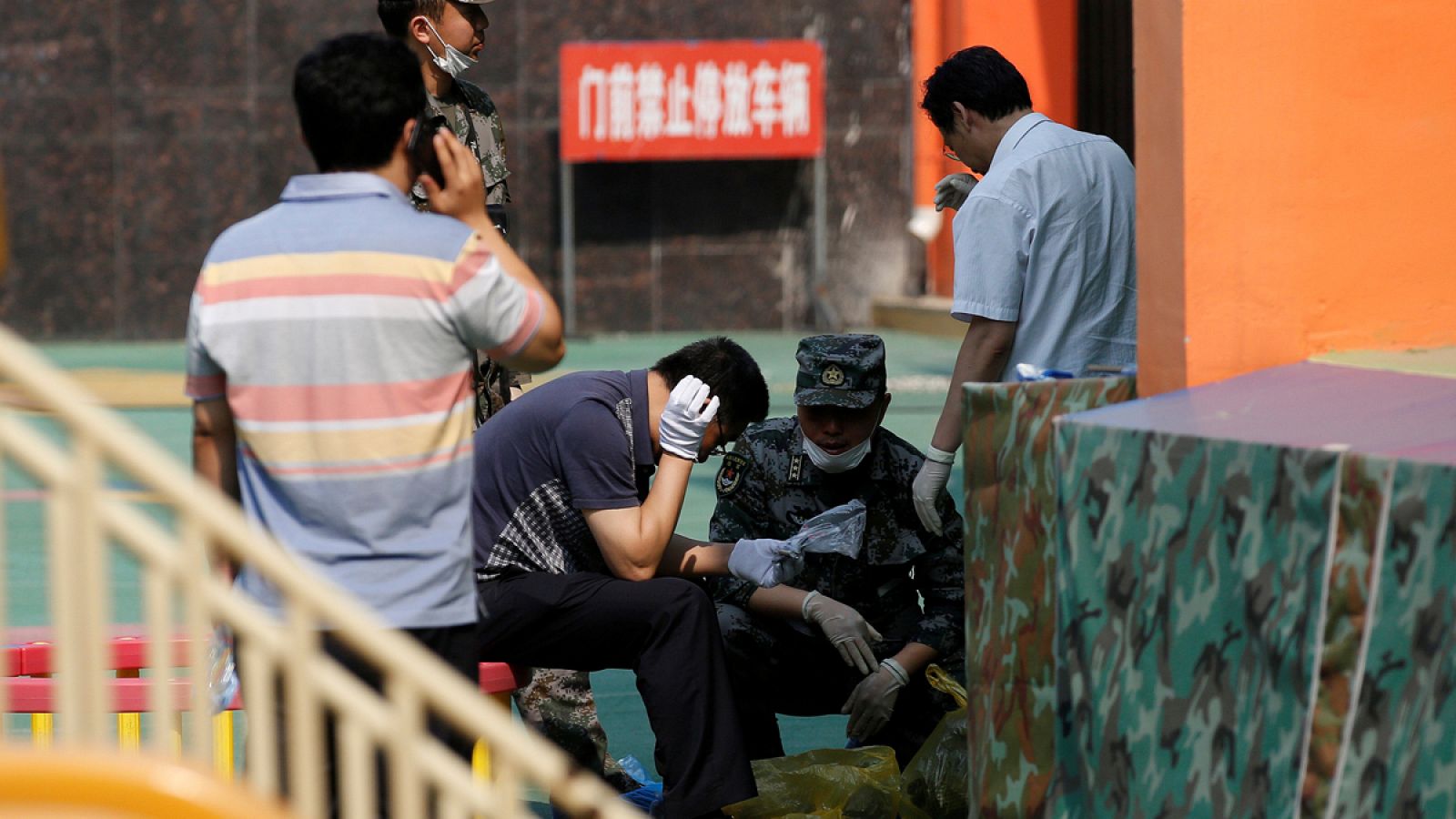 Un equipo policial investiga el lugar de la explosión en una guardería en la localidad de Fengxian, en la provincia Juangsu, China.