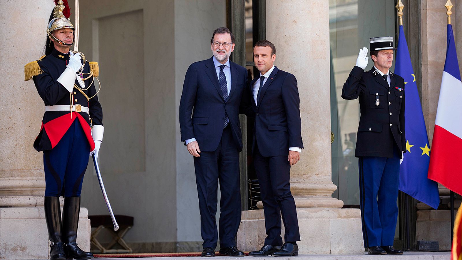 El presidente francés, Emmanuel Macron, recibe al jefe del Gobierno español, Mariano Rajoy, en el Palacio del Elíseo