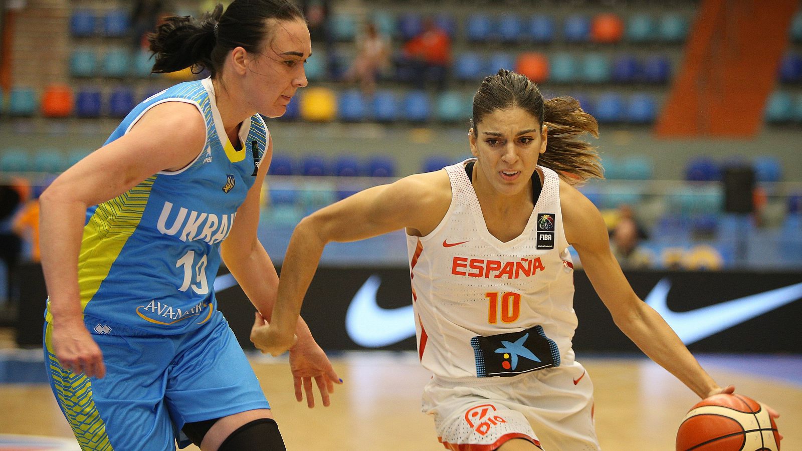 Marta Xaray conduce el juego de España ante Udonenko.