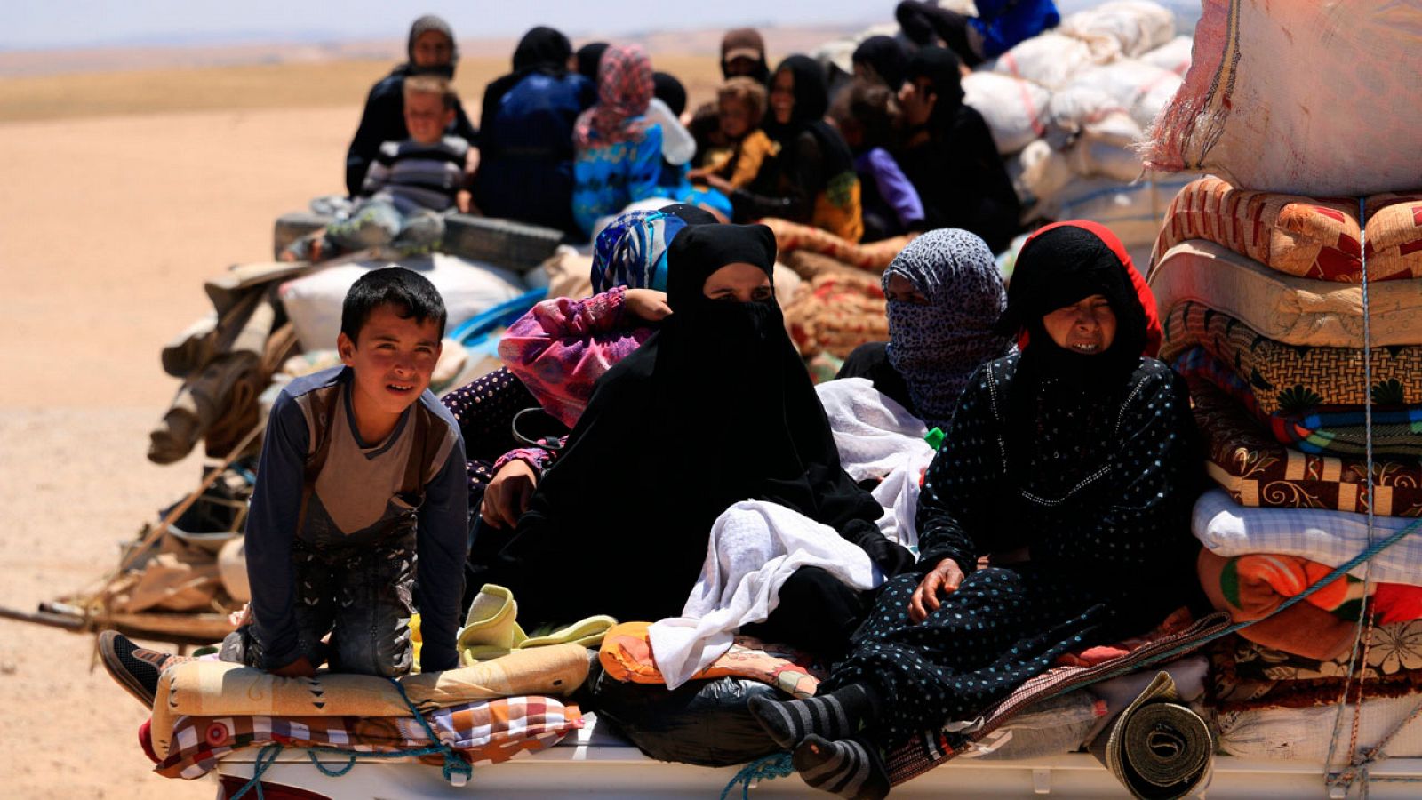 Familias sirias abandonan Raqqa, una zona dominada por el Estado Islámico