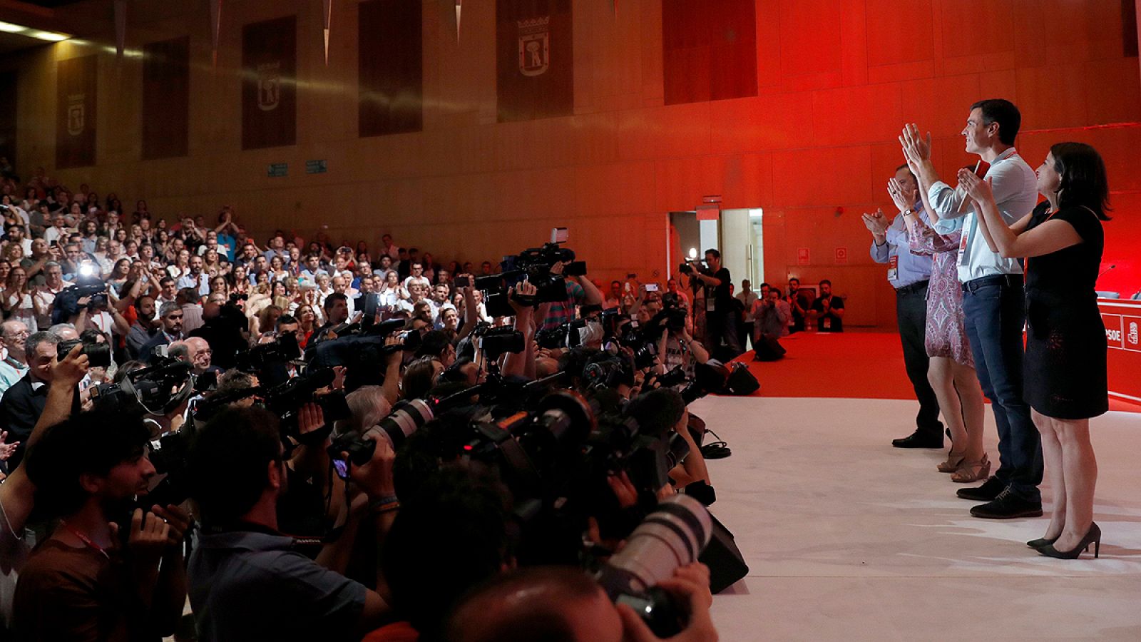 El líder del PSOE, Pedro Sánchez, aclamado a su llegada al 39º Congreso Federal de los socialistas