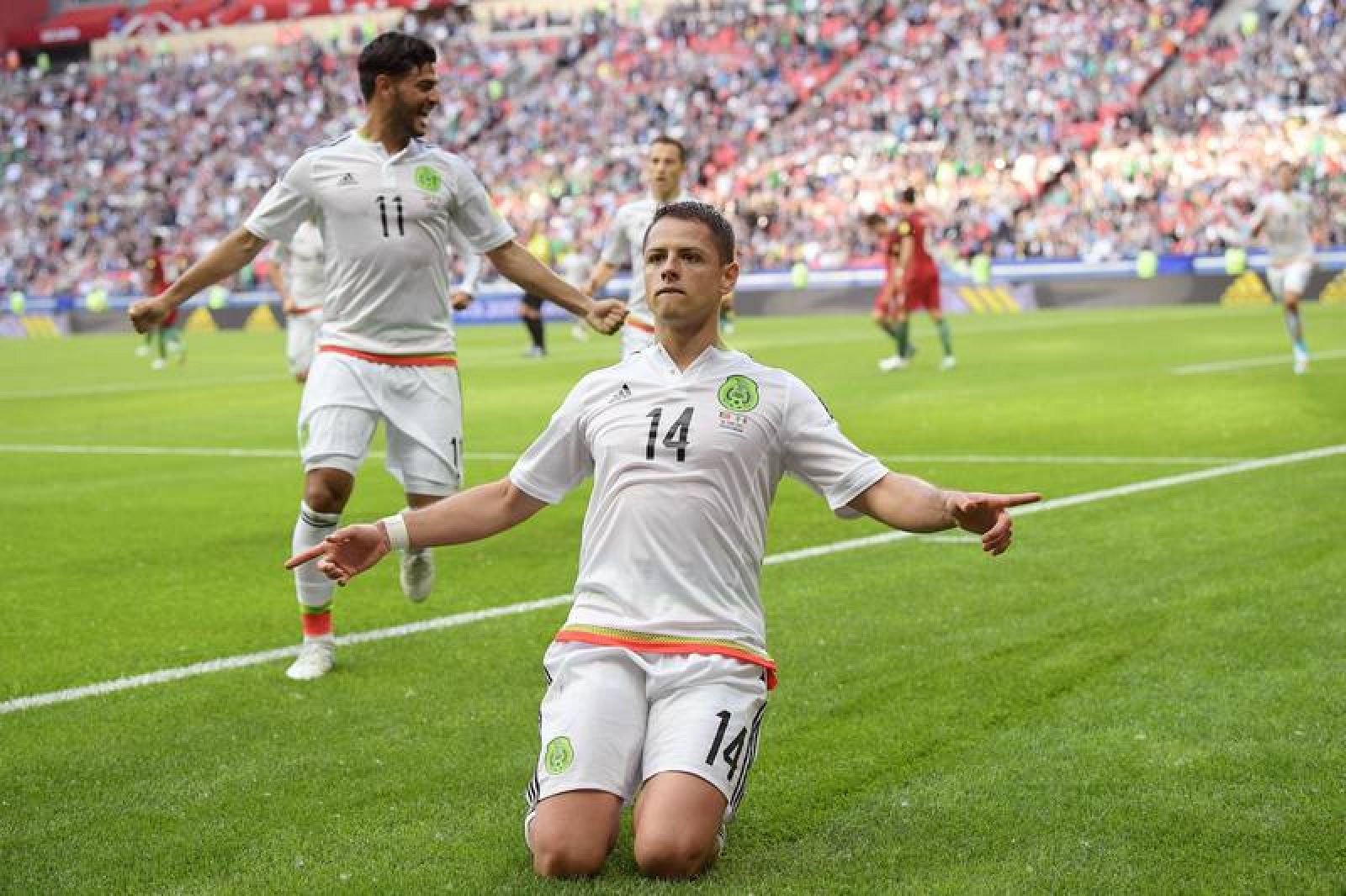 Javier 'Chicharito' Hernández celebra el primer gol mexicano.
