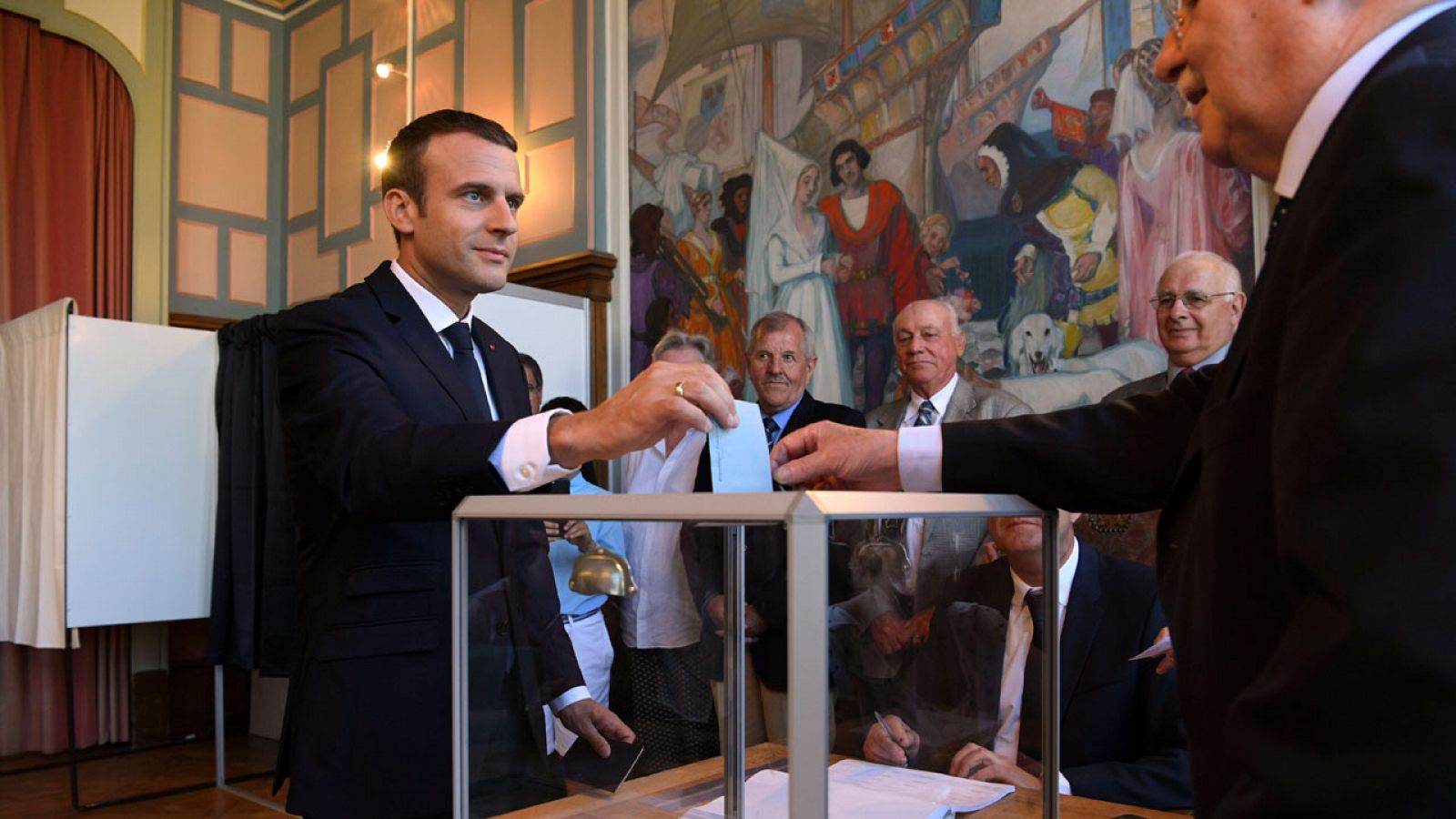 El presidente de Francia, Emmanuel Macron, votando este domingo