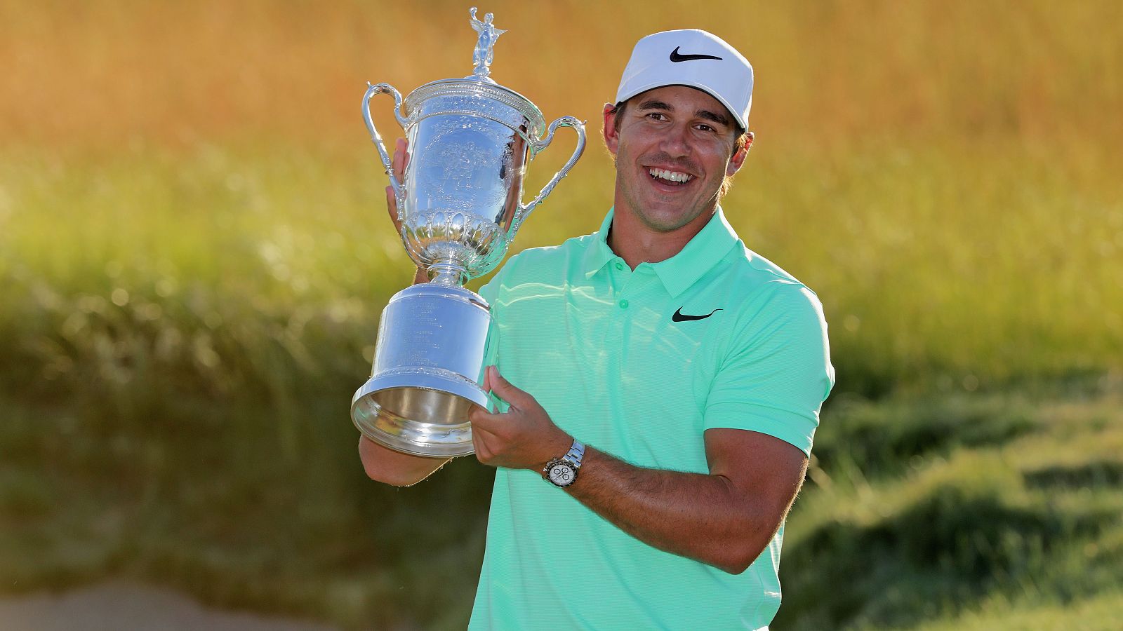 Brooks Koepka levanta el trofeo de ganador del US Open.