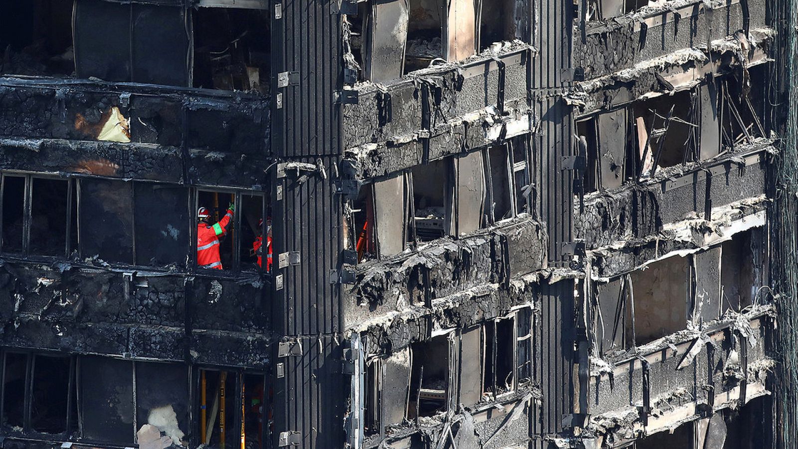 Los bomberos trabajan aún en el interior de la Torre Grenfell, en Kensington, Londres, que ardió el pasado miércoles