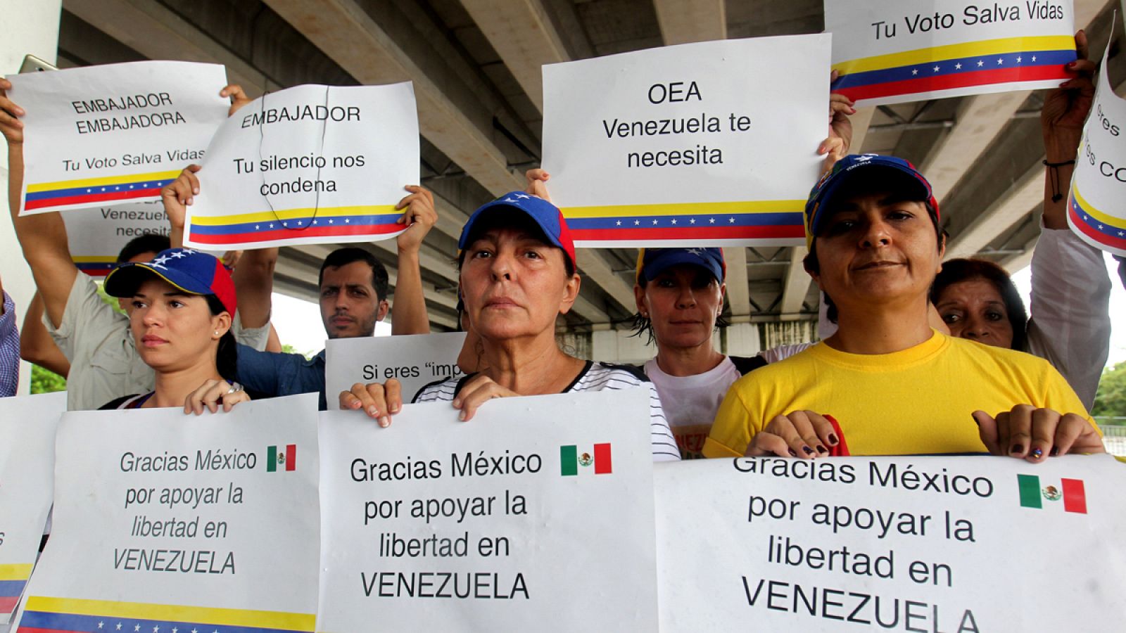 Ciudadanos venezolanos se manifiestan a las afueras de la sede de la reunión de la OEA en Cancún
