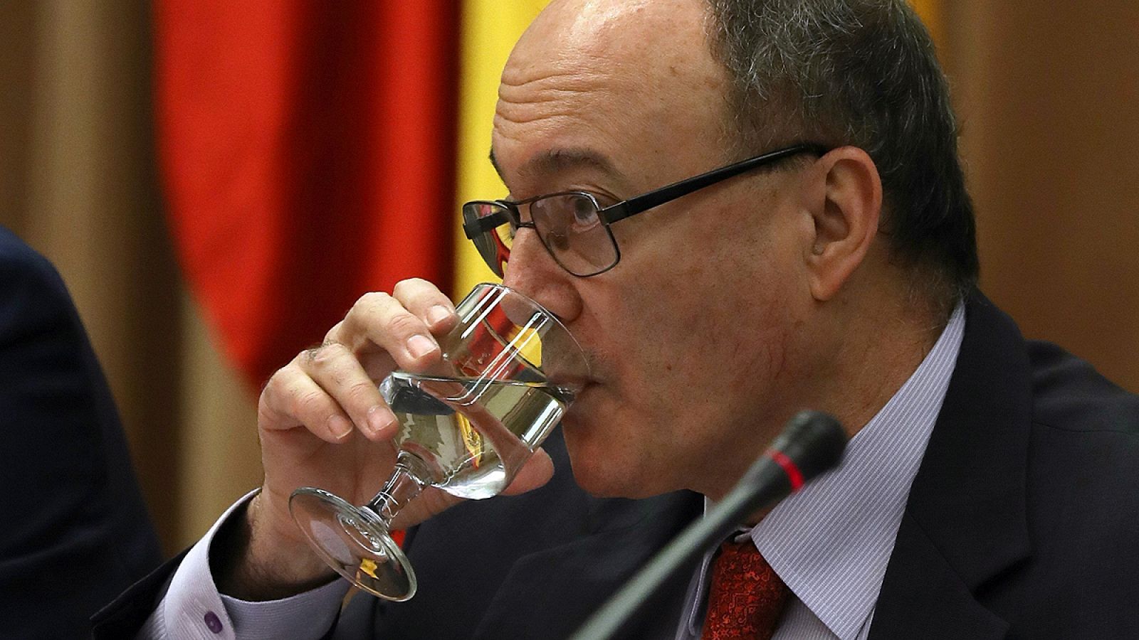 El gobernador del Banco de España en una Comisión del Congreso