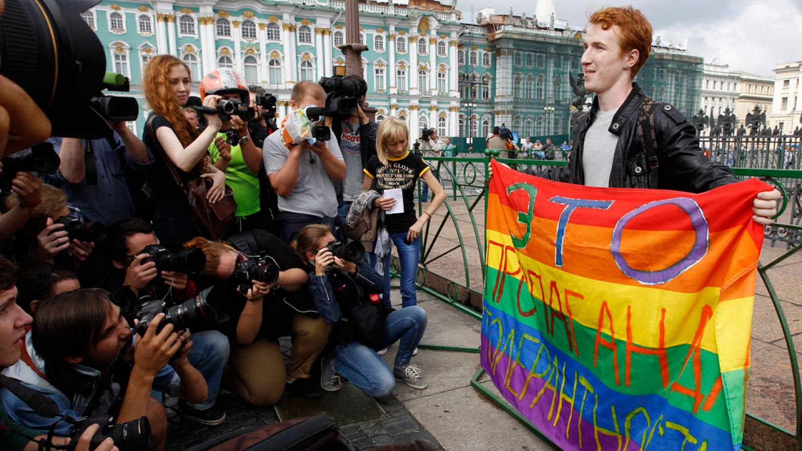 El activista en defensa de los derechos LGTB, Kirill Kalugin, durante una protesta en San Petersburgo.
