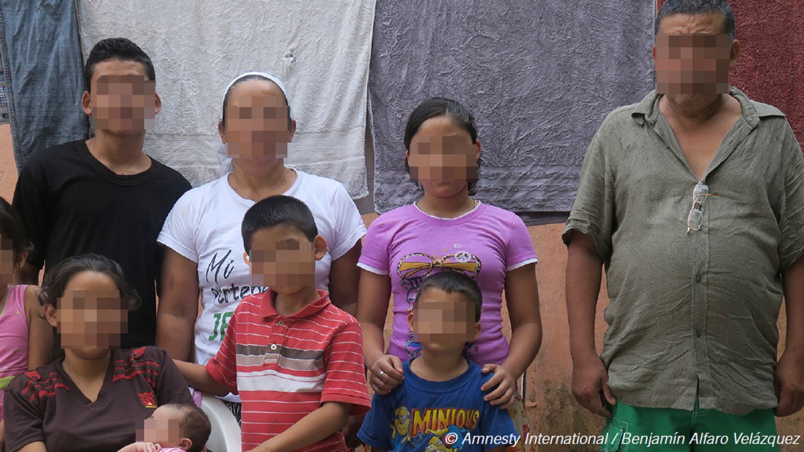 Una familia salvadoreña amenazada de muerte por las 'maras' y refugiada en México