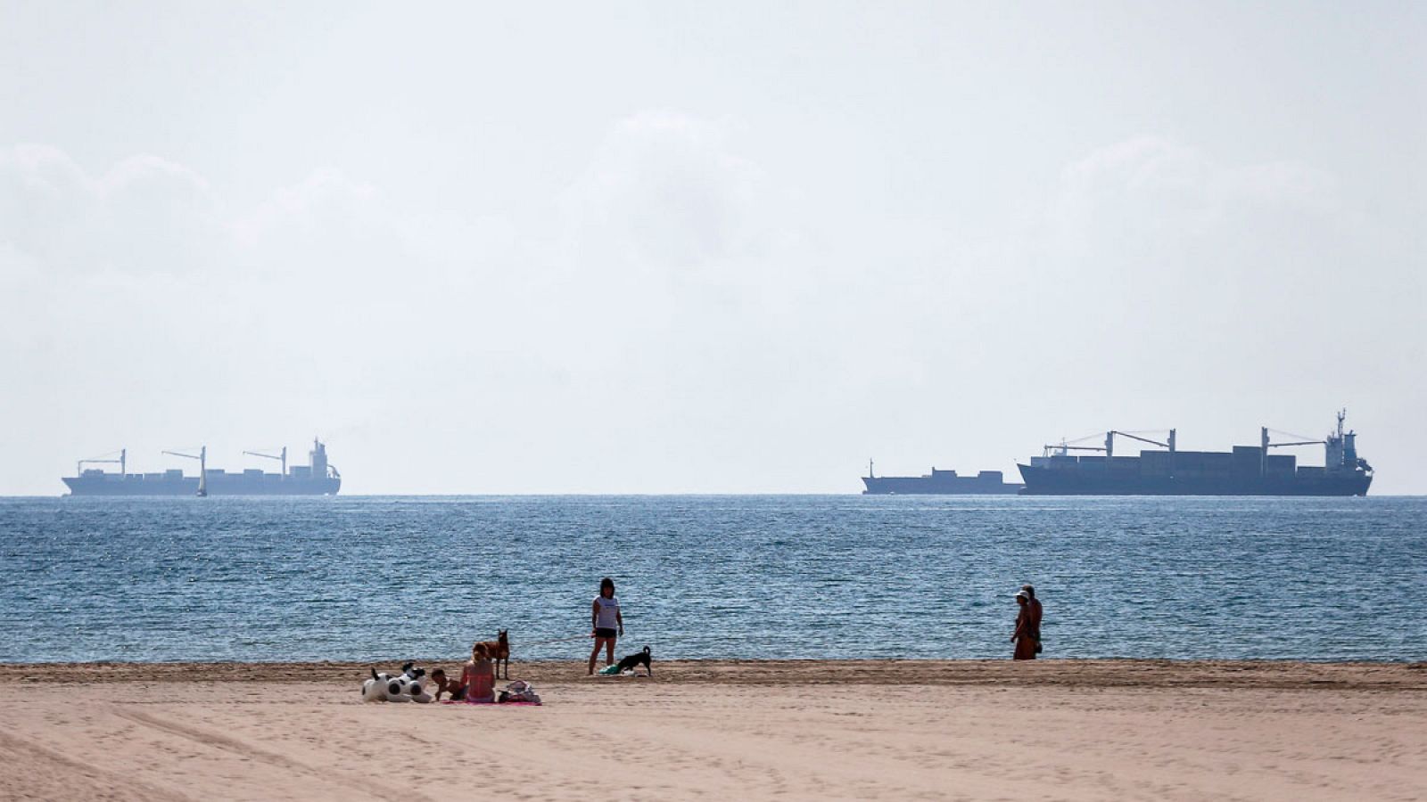Imagen de archivo de varios buques llegando al puerto de Valencia
