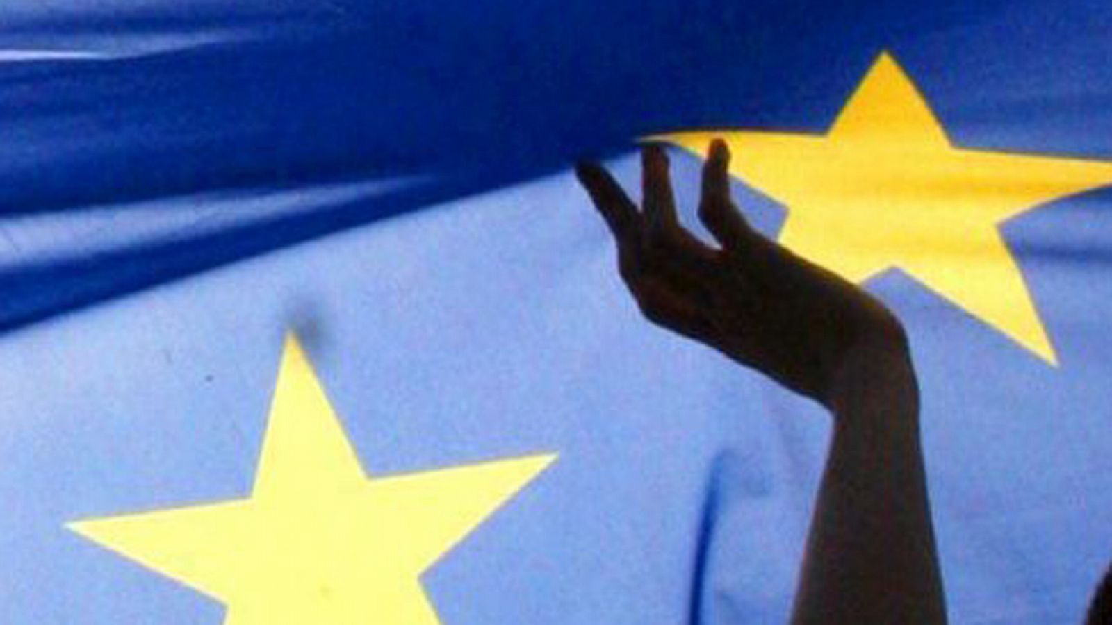 Jóvenes ondean una bandera de la UE en Polonia, (foto archivo)