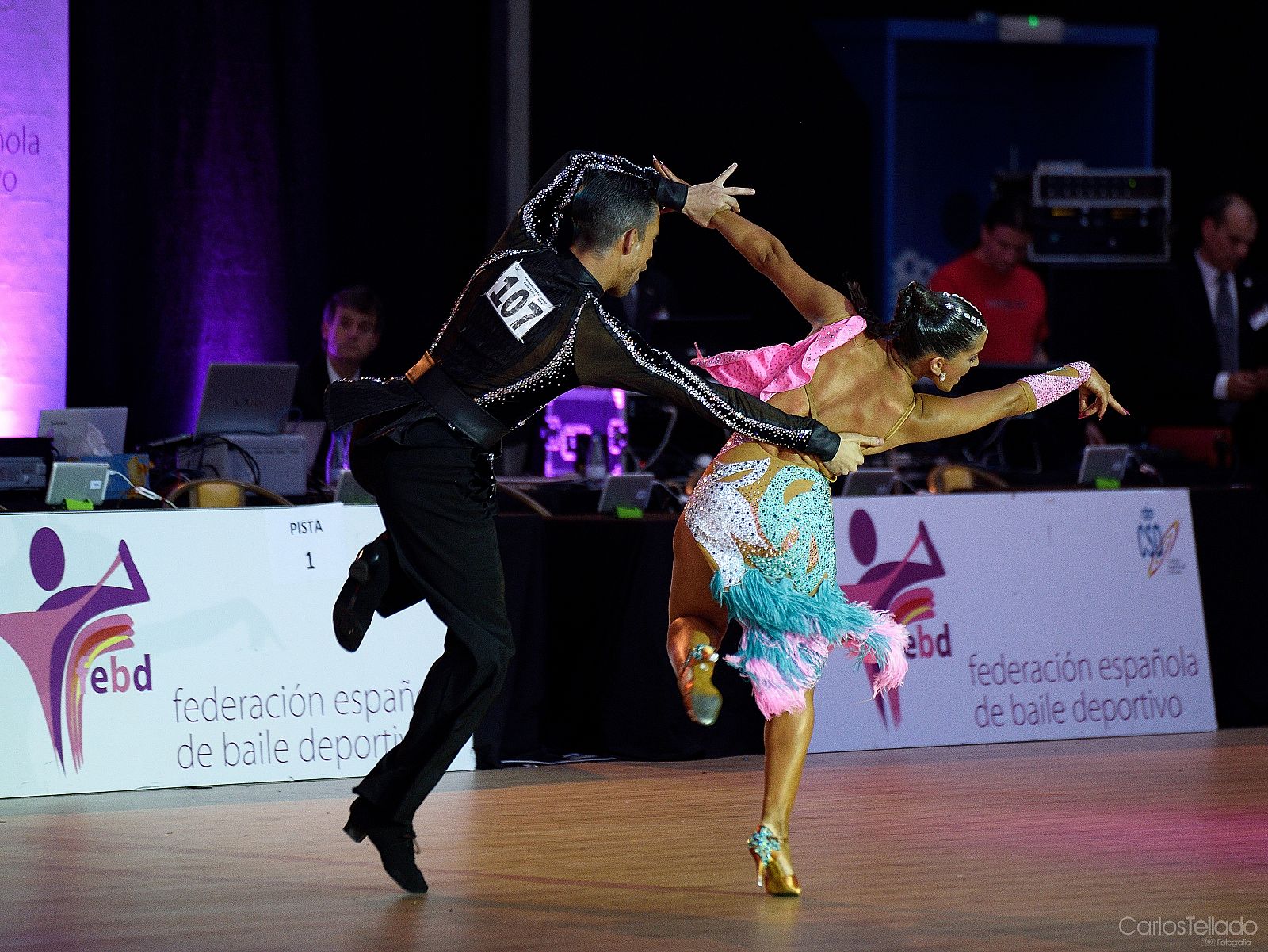 Una pareja ejecuta una coreografía de baile latino.