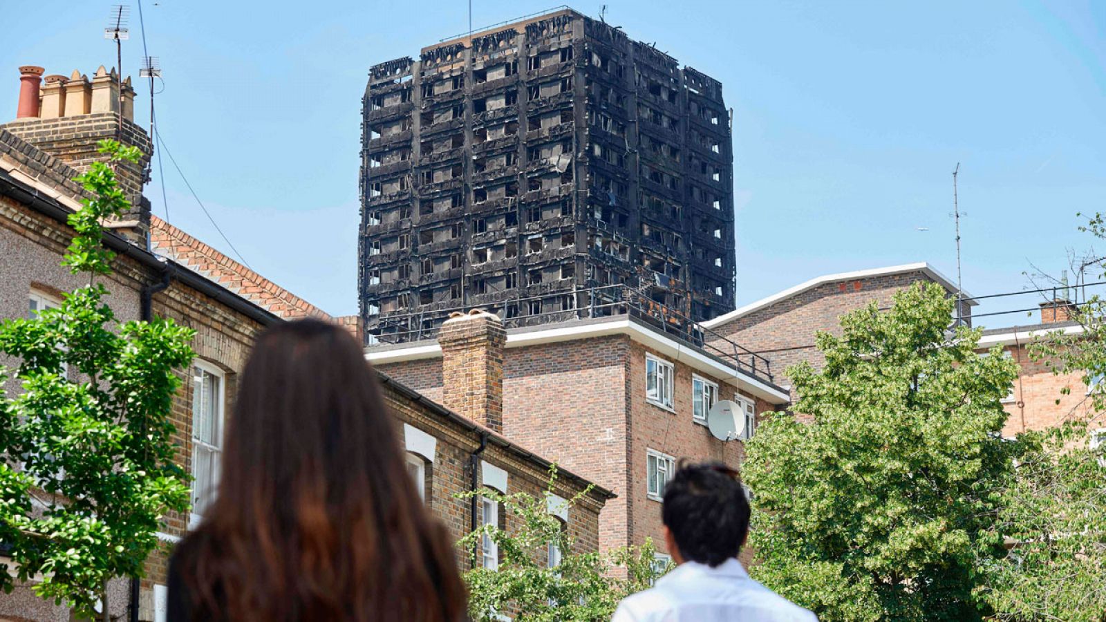 La investigación cree que el revestimiento de polietileno de la torre fue el responsable de la rápida propagación del fuego.