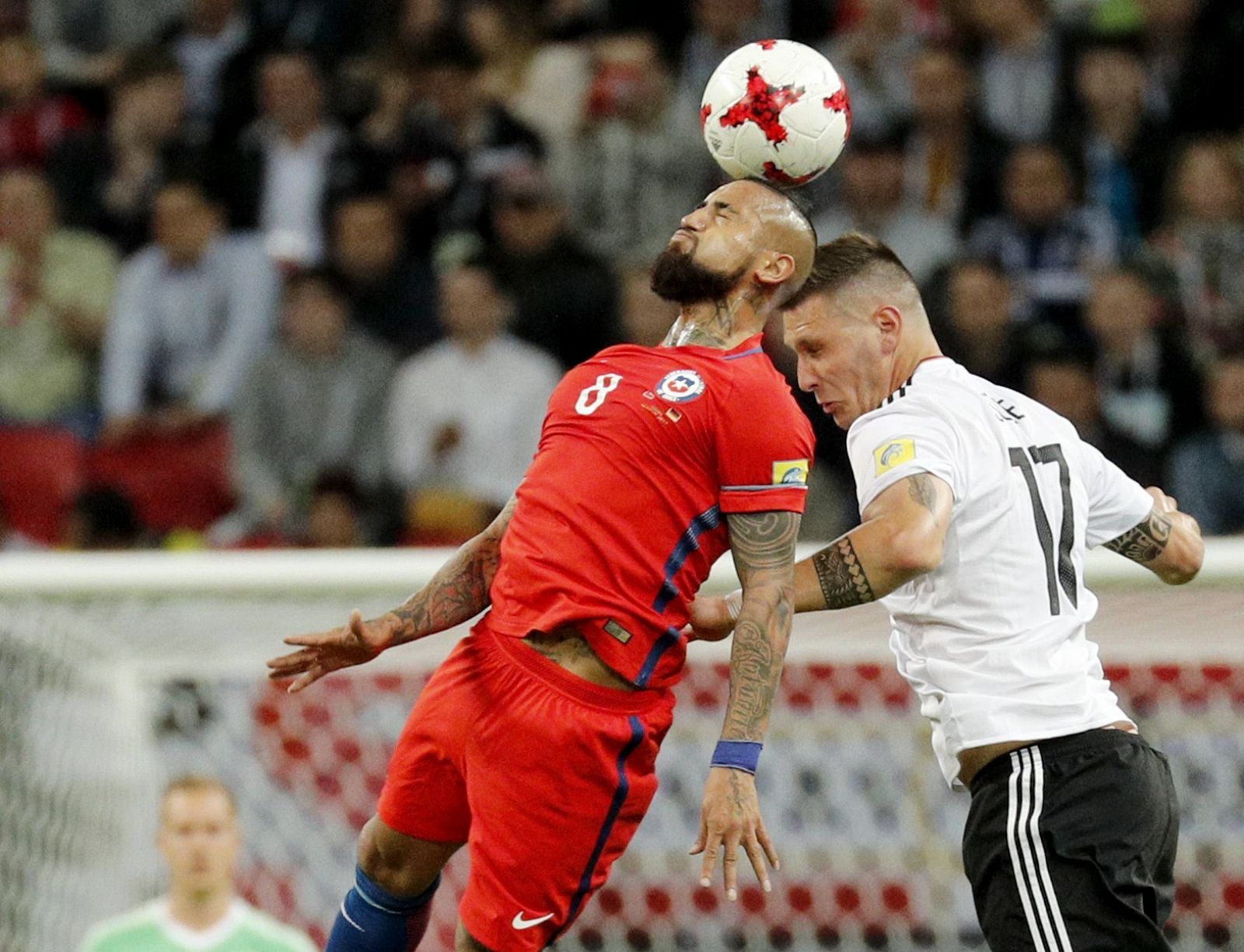 Arturo Vidal cabecea un balón frente al defensa alemán Niklas Süle.