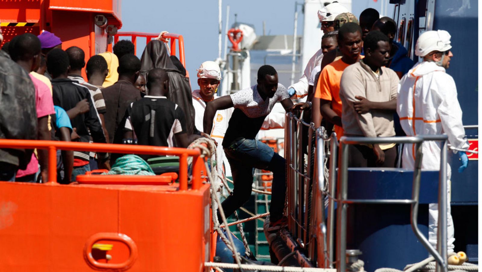 Parte de los 89 inmigrantes rescatados por la embarcación "Guardamar Polimia, a su llegada a Almería