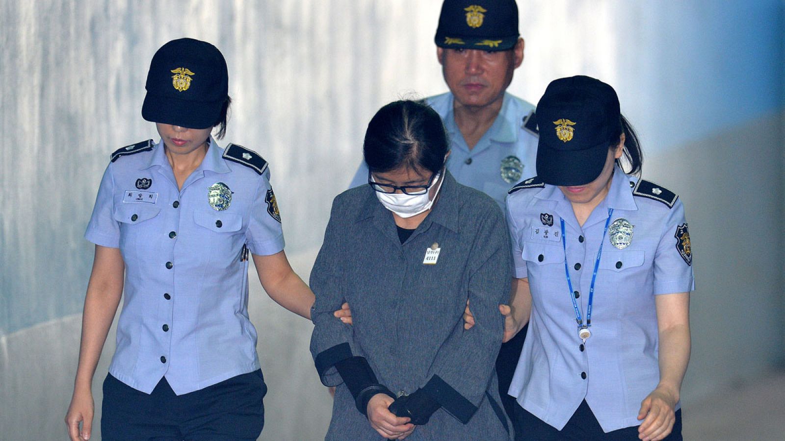 Choi Soon-sil (C) a su llegada al juicio en Seúl