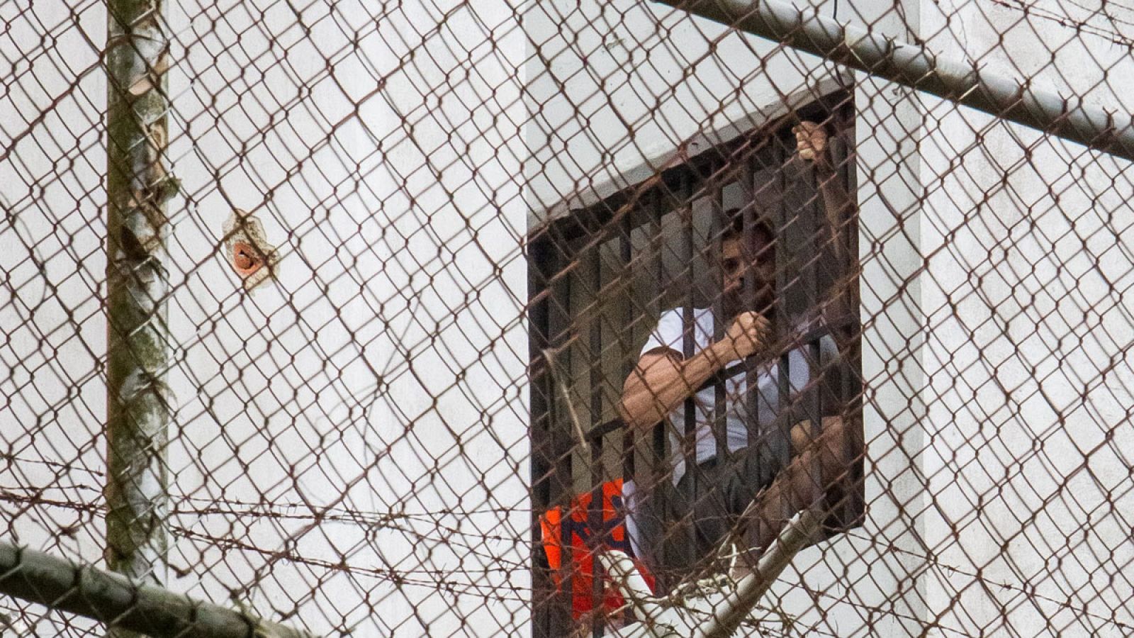 Fotografía de archivo fechada el 15 de noviembre de 2014 que muestra al dirigente político de oposición Leopoldo Lopez mientras se asoma por una de la Prisión Militar de Ramo Verde, en Los Teques (Venezuela).