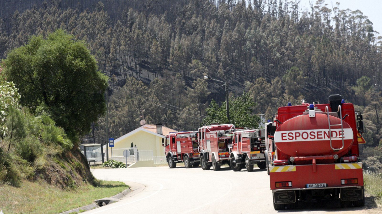Efectivos del cuerpo de bomberos en Góis, Portugal.