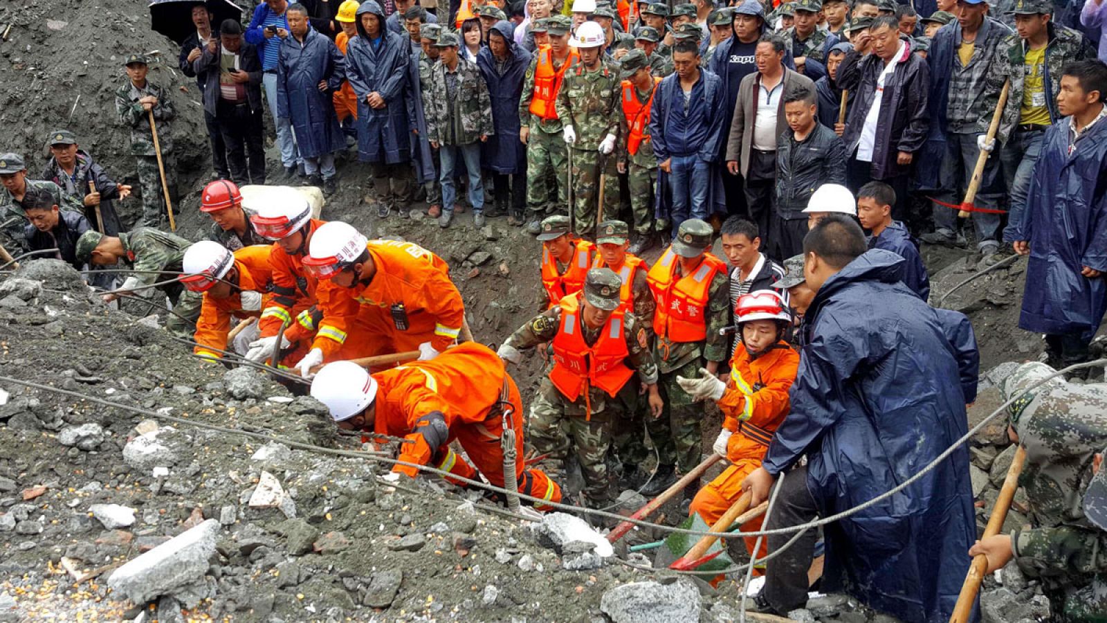 Imagen de varios miembros del equipo de rescate buscando contra reloj a los posibles supervivientes.