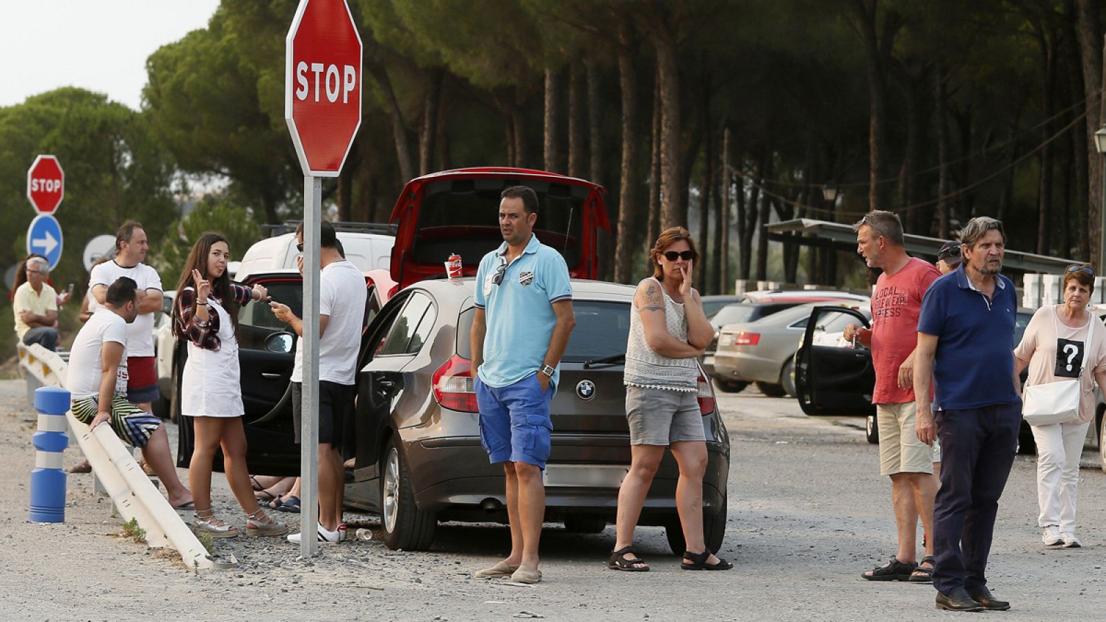 Vecinos de Matalascañas esperaban poder continuar su trayecto debido al corte de las carreteras a raíz del incendio en las inmediaciones de Doñana.