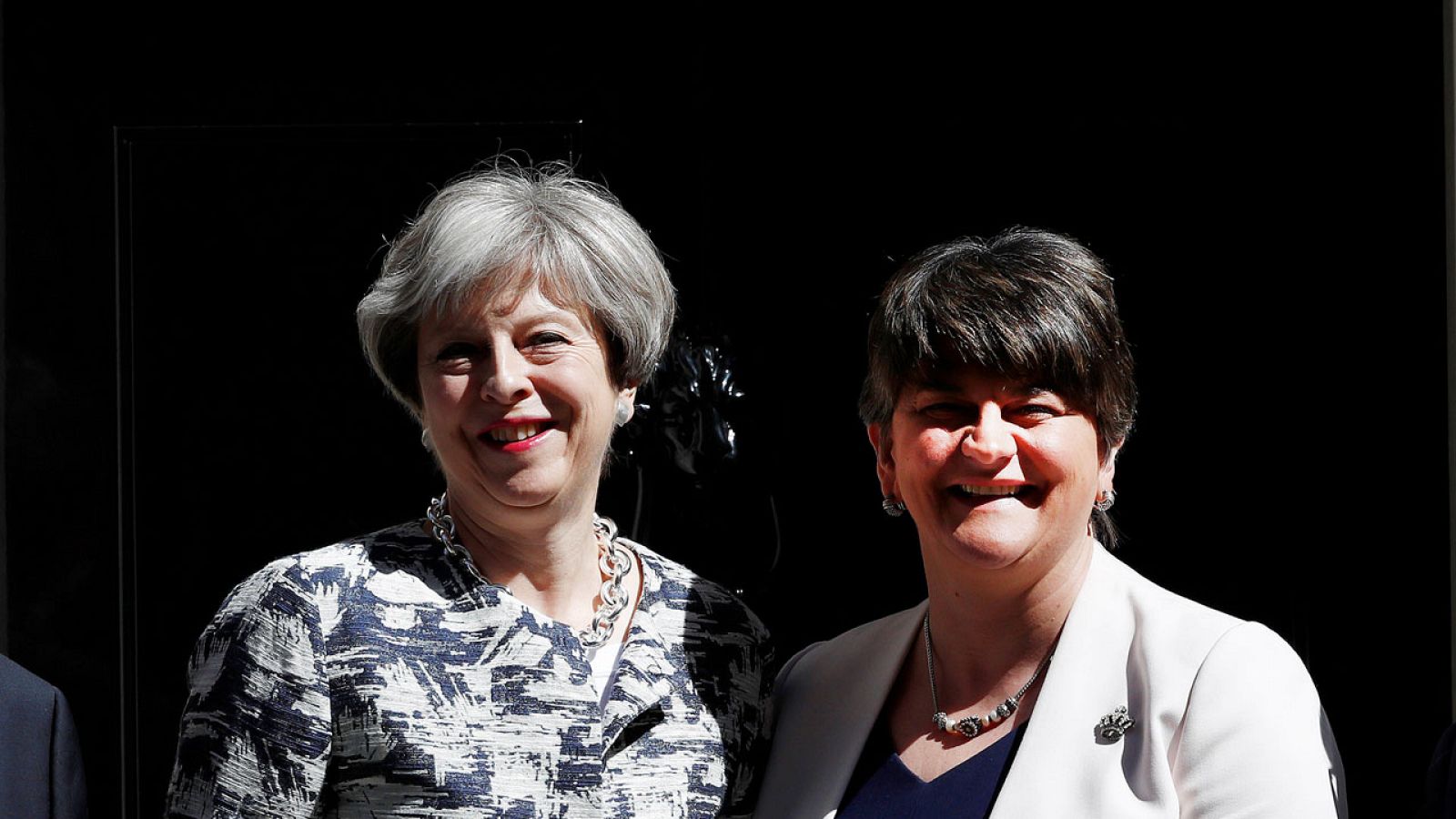 Theresa May y Arlene Foster posan este lunes ante el número 10 de Downing Street.