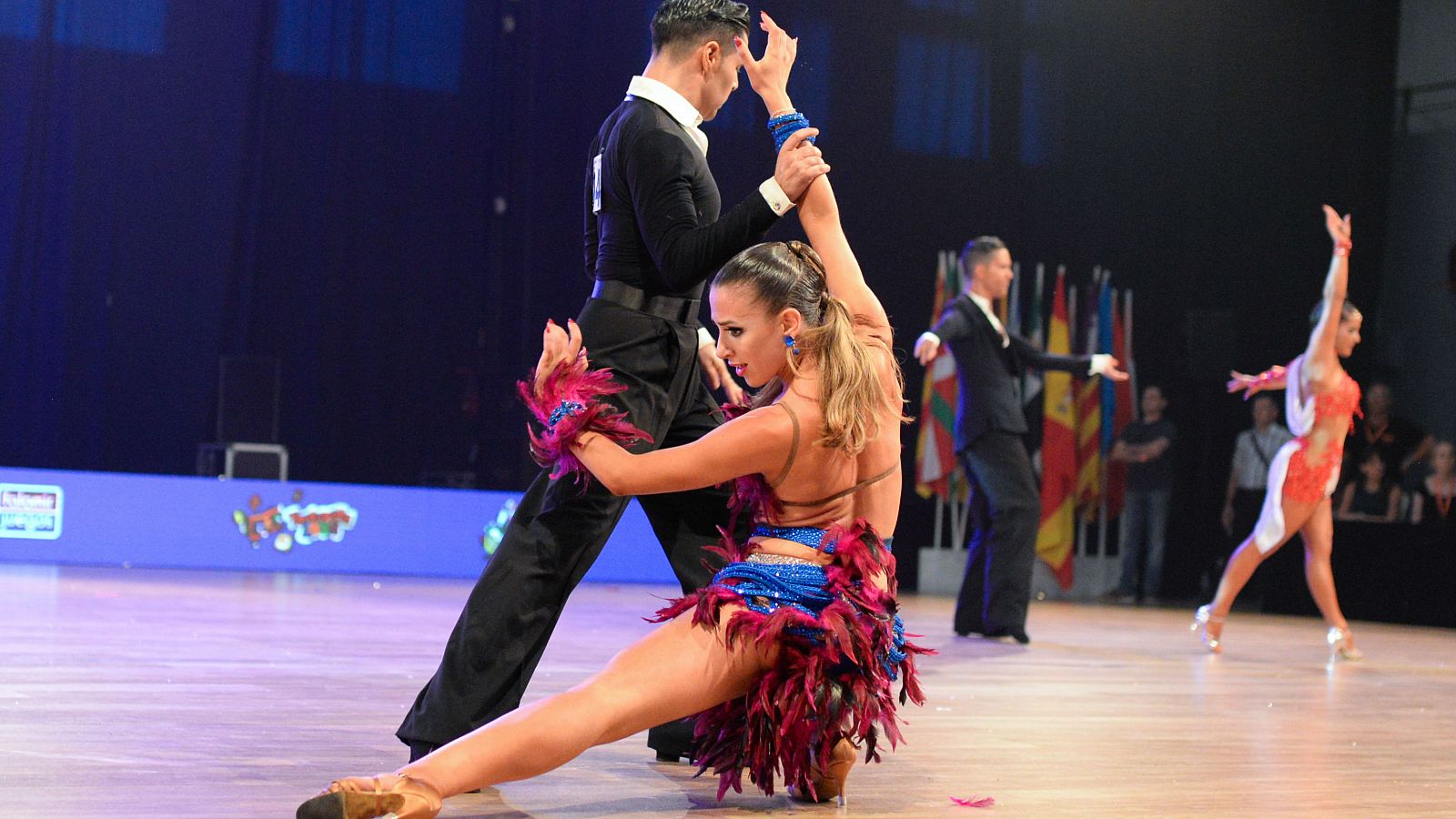 Una pareja ejecuta su coreografía en el Campeonato de España de Baile Deportivo Latino.