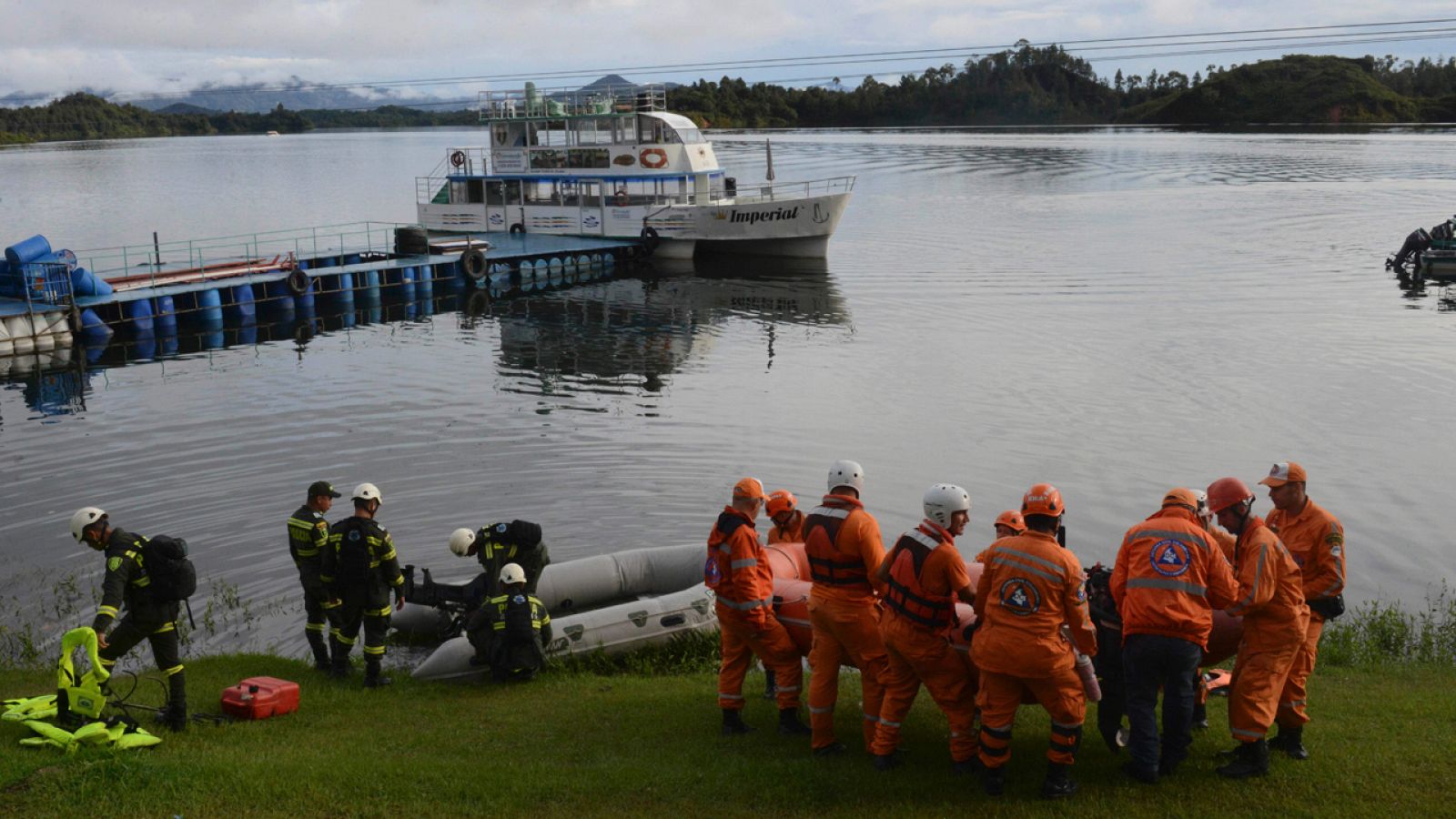 Un equipo de rescate bisca supervivientes del naufragio del 'Almirante' en Guatape, Colombia