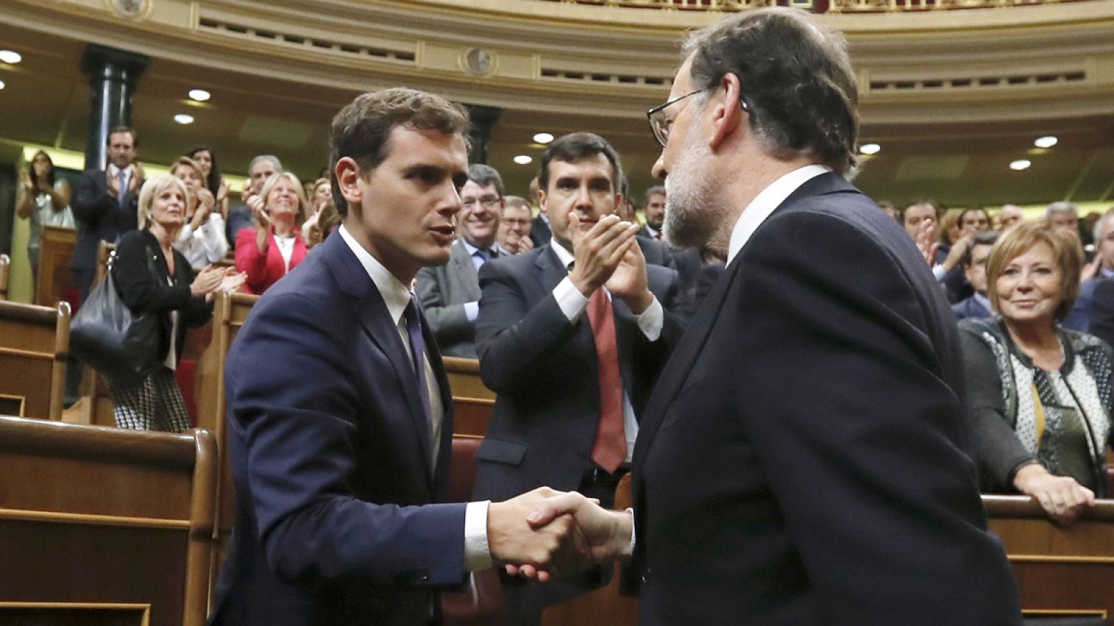 Mariano Rajoy es felicitado por Albert Rivera tras ser investido presidente del Gobierno (Archivo)