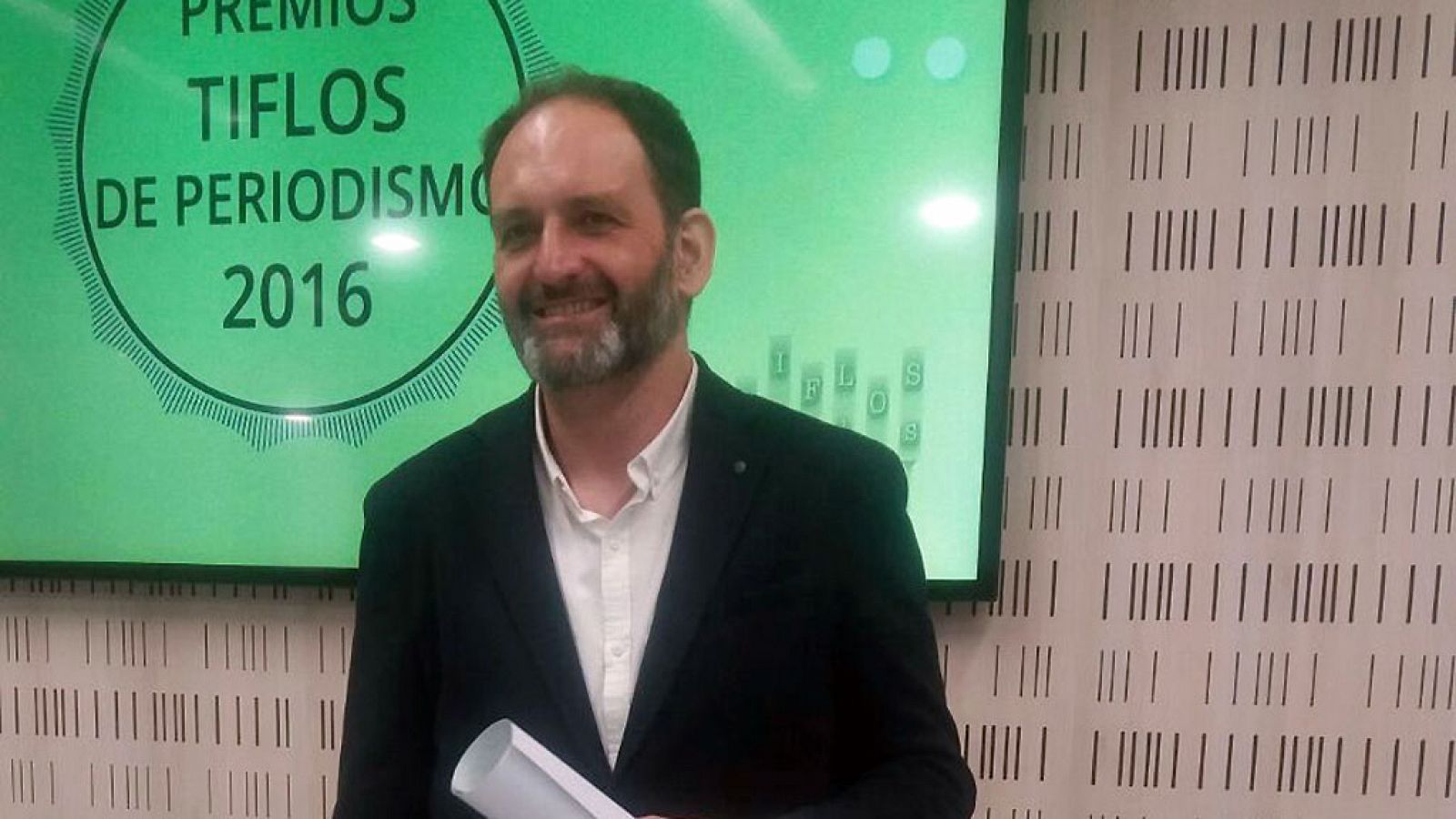 Javier Hernández recoge el premio Tiflos de Periodismo por un reportaje sobre las víctimas de la Talidomida