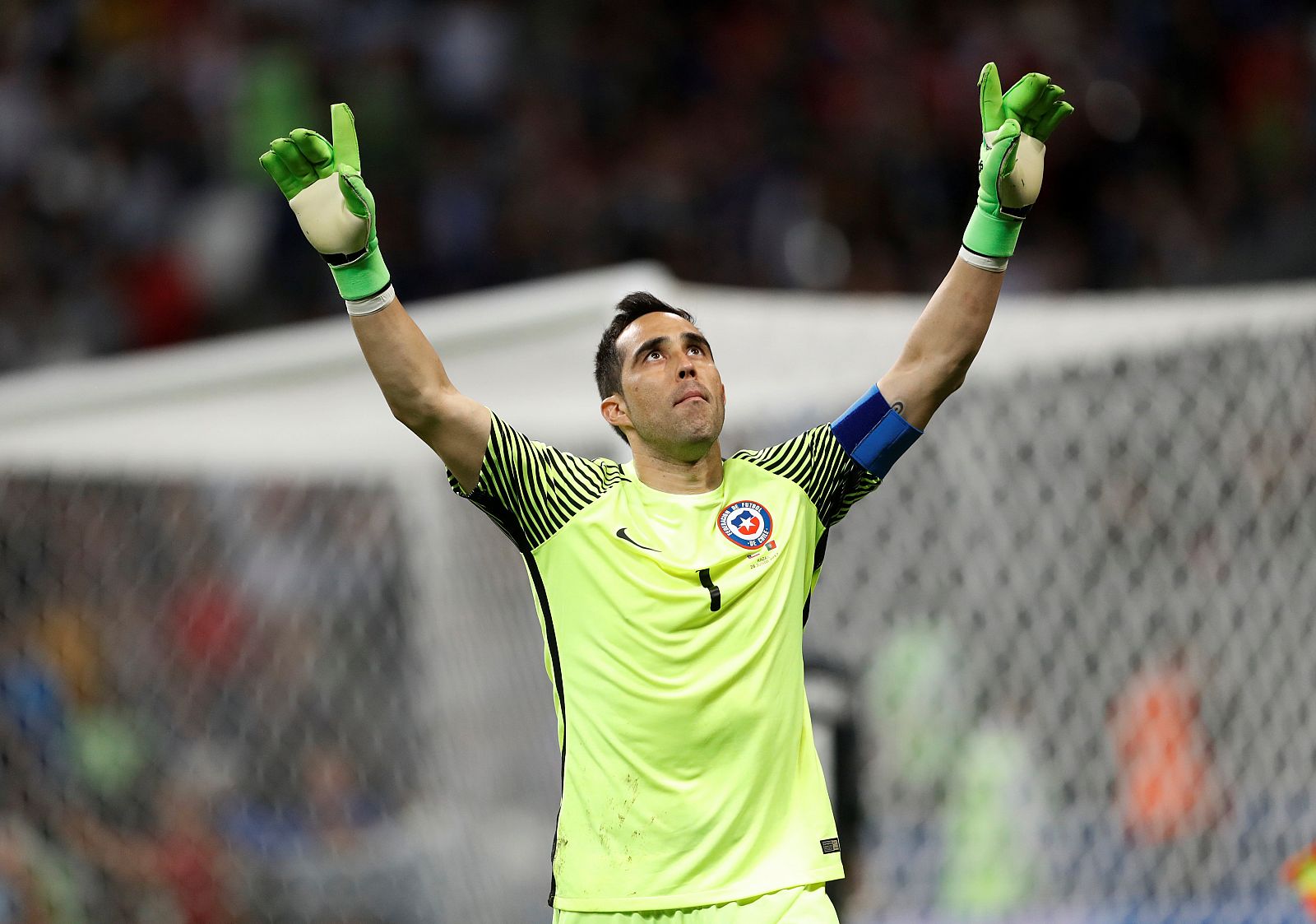 Claudio Bravo celebra la victoria de Chile ante Portugal.