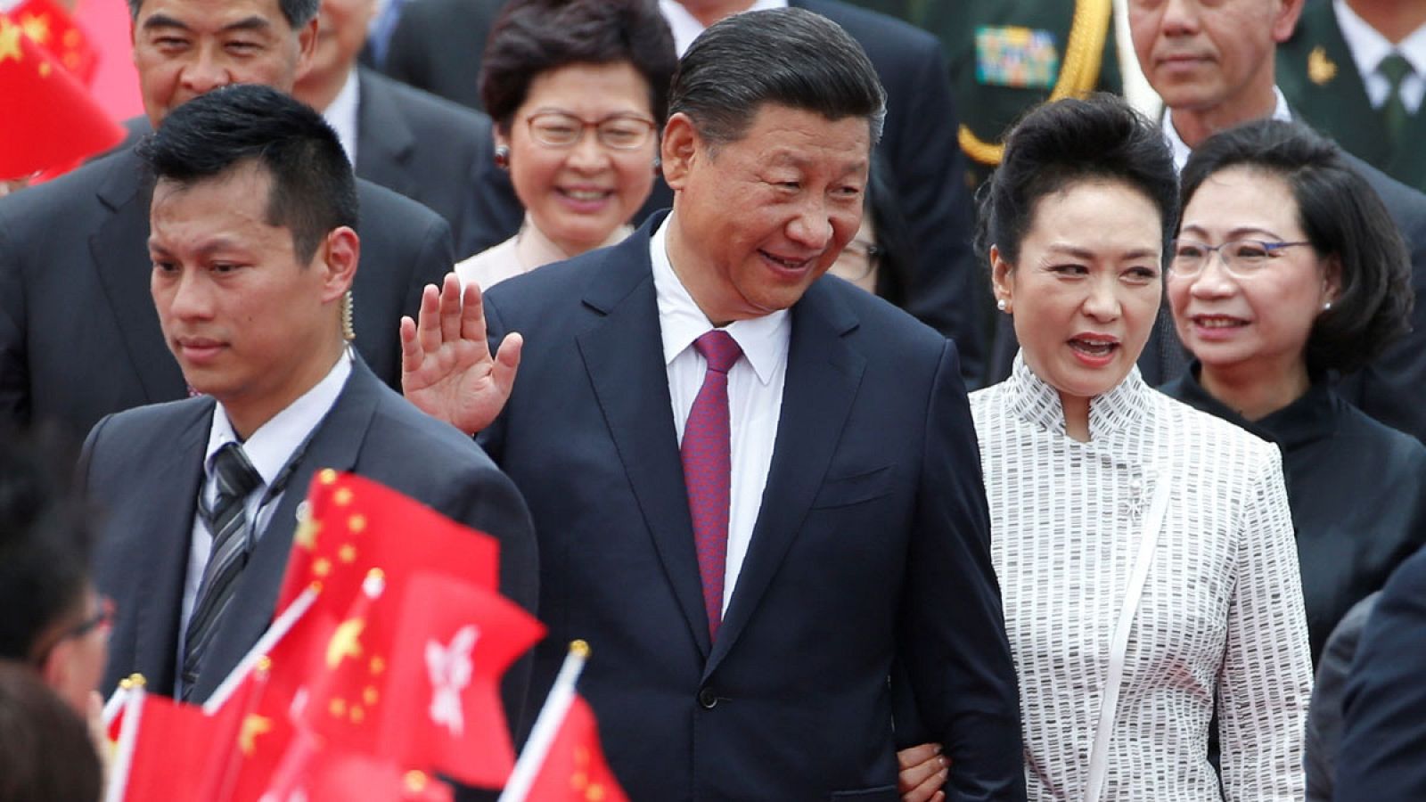 El presidente chino Xi Jinping y su esposa Peng Liyuan llegan al aeropuerto de Hong Kong