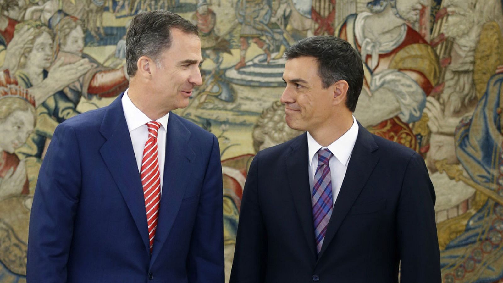 El rey Felipe VI con el líder del PSOE, Pedro Sánchez, en la ronda de consultas previa a la investidura fallida