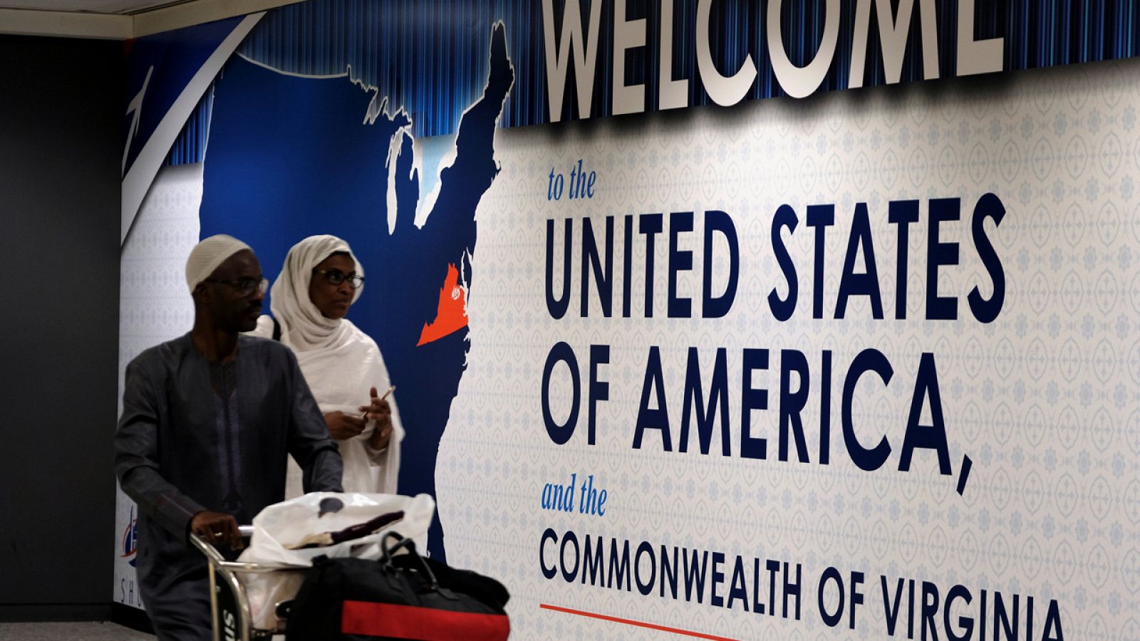 Pasajeros llegando el aeropuerto internacional Dulles en Washington