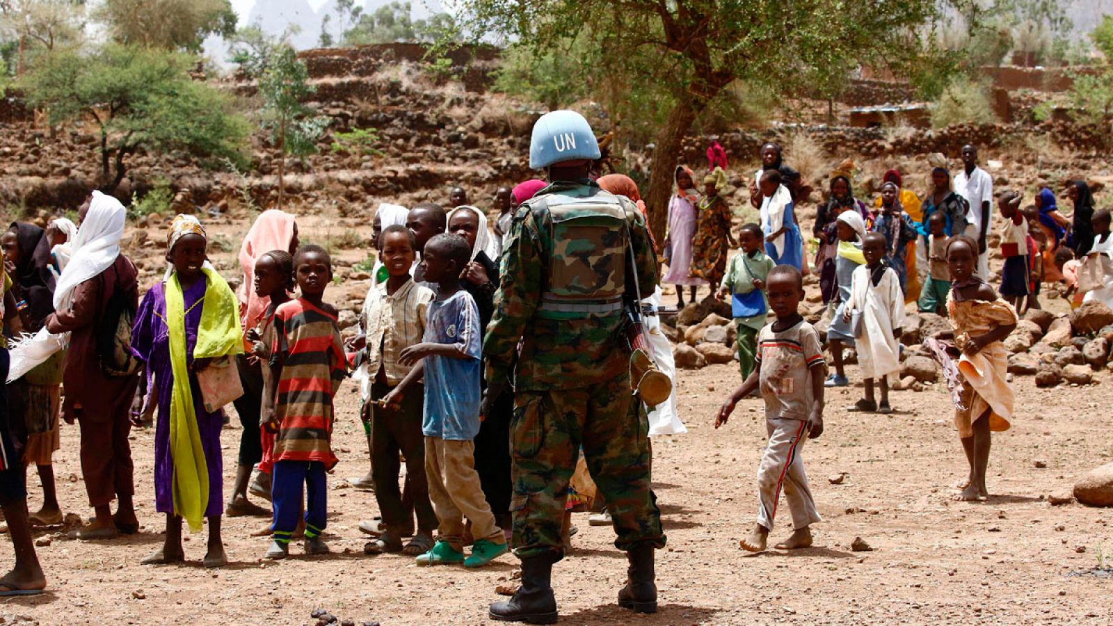 Imagen de un miembro de la misión conjunta de la ONU con la Unión Africana vigilando una aldea de la región sudanesa de Darfur.