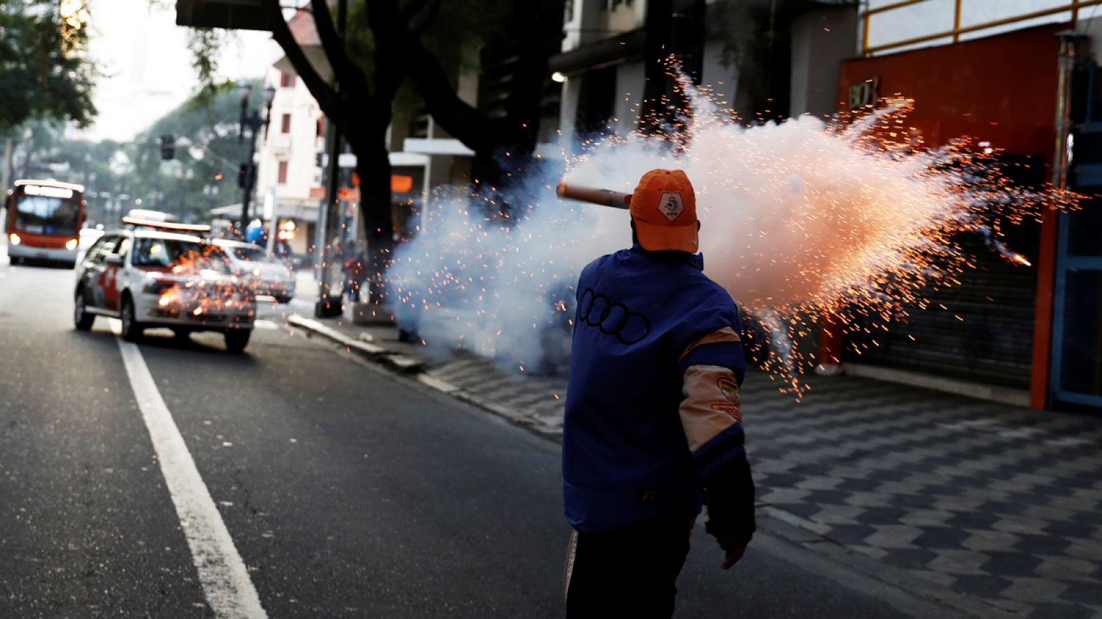 Uno de los manifestantes bloquea se enfrenta con la policía mientras corta una calle durante la Huelga General de Brasil de este viernes.