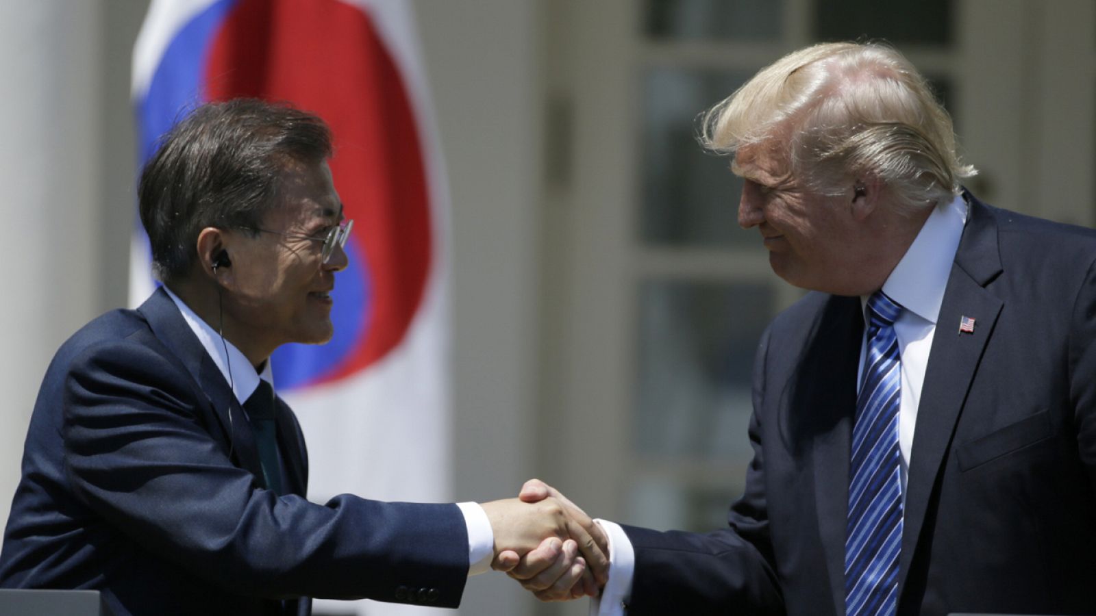 El presidente estadounidense Donald Trump y su homólogo surcoreano Moon Jae-in se reúnen en Washington